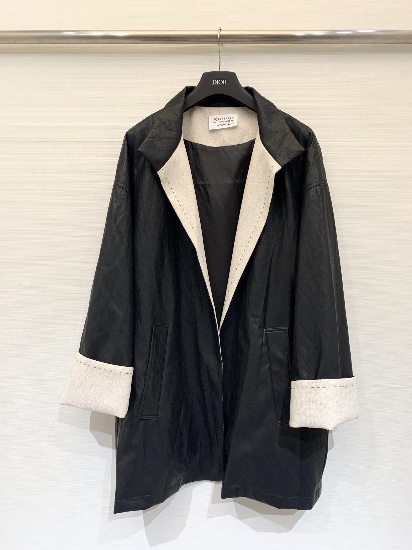 NO:504299,With dust bag MM6 25 autumn and winter new style, stand collar mid-length rolled sleeve leather coat, customized with super good feel, soft and textured, the open collar and sleeves are made of contrasting bright line design, full of casual and fashionable feeling, two-color sml,,masion margiela,alexander wang19860909配防尘袋MM6 25秋冬新款 立领中长款卷边袖皮大衣 定制手感超好的蛋白皮面料 软糯有质感 开领和手袖处都做了撞色明线设计 休闲时髦感满满 两色sml,,masion margiela,alexander wang,Women's clothing