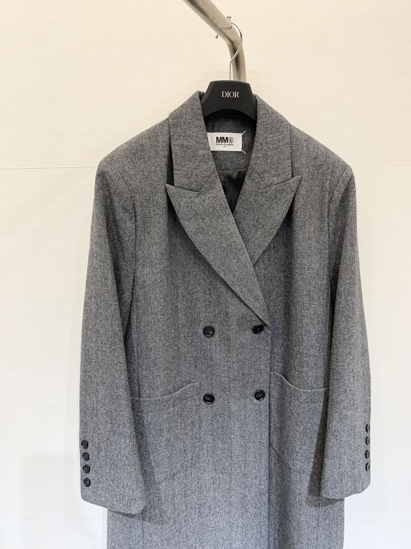 MM6 25秋冬新款 双排扣灰色宽松羊毛混纺长款大衣 非常干练到位一款单品 灰色上身非常高级 背后经典四