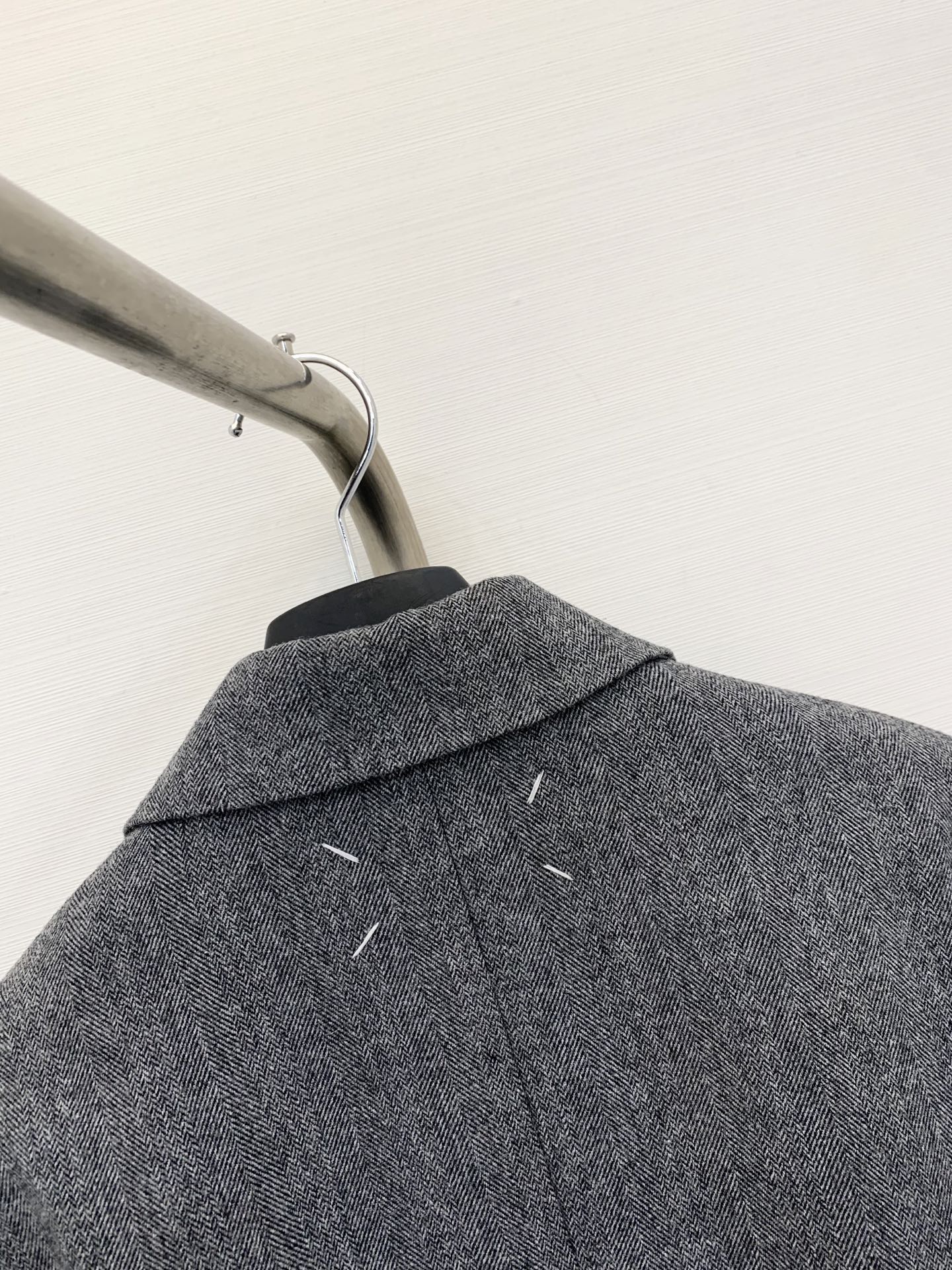 MM6 25秋冬新款 双排扣灰色宽松羊毛混纺长款大衣 非常干练到位一款单品 灰色上身非常高级 背后经典四