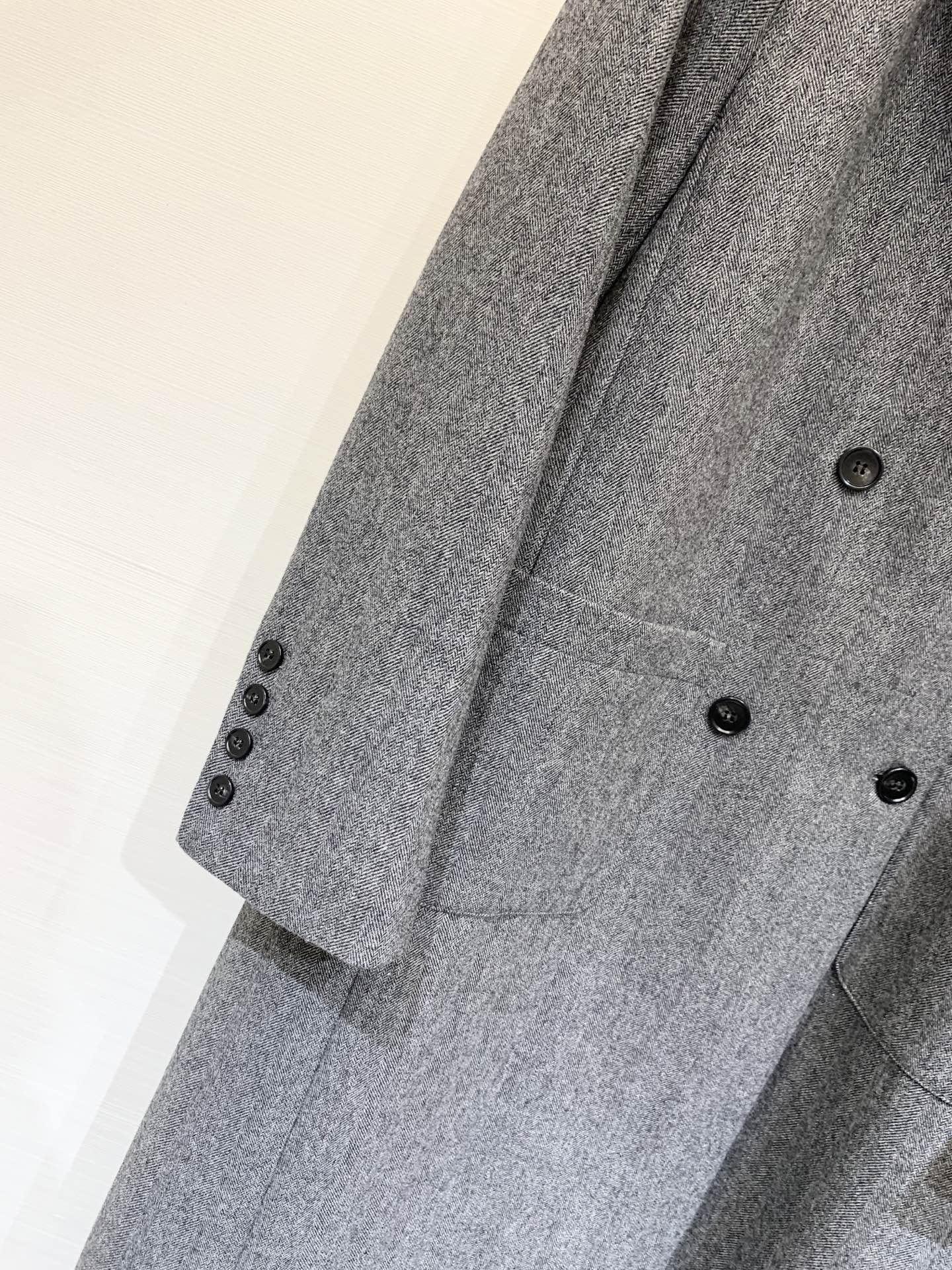 MM6 25秋冬新款 双排扣灰色宽松羊毛混纺长款大衣 非常干练到位一款单品 灰色上身非常高级 背后经典四