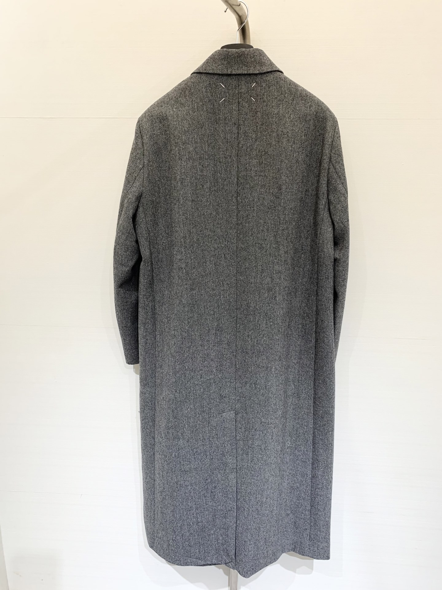 MM6 25秋冬新款 双排扣灰色宽松羊毛混纺长款大衣 非常干练到位一款单品 灰色上身非常高级 背后经典四