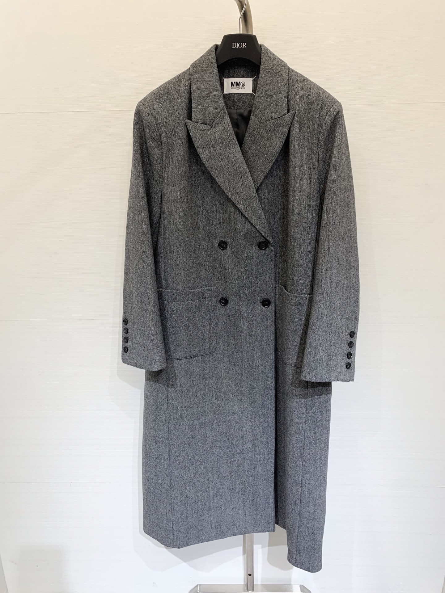 NO:504306,MM6 25 autumn and winter new style, double-breasted gray loose wool blended long coat, very capable and in place, a single item, the gray upper body is very high-end, the classic four-point white line design behind the back, the upper body is stylish and textured, Size sml,,masion margiela,alexander wang19860909MM6 25秋冬新款 双排扣灰色宽松羊毛混纺长款大衣 非常干练到位一款单品 灰色上身非常高级 背后经典四点白线设计 上身有型有质感 码数sml,,masion margiela,alexander wang,Women's clothing