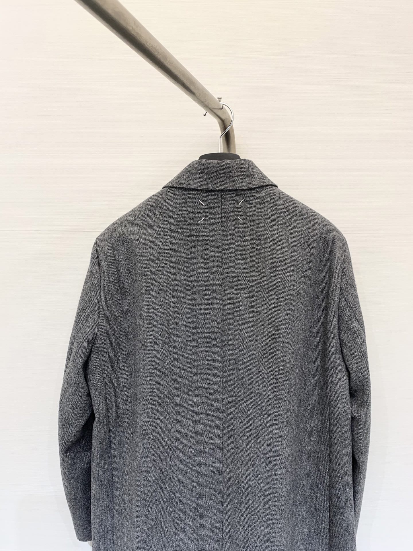 MM6 25秋冬新款 双排扣灰色宽松羊毛混纺长款大衣 非常干练到位一款单品 灰色上身非常高级 背后经典四