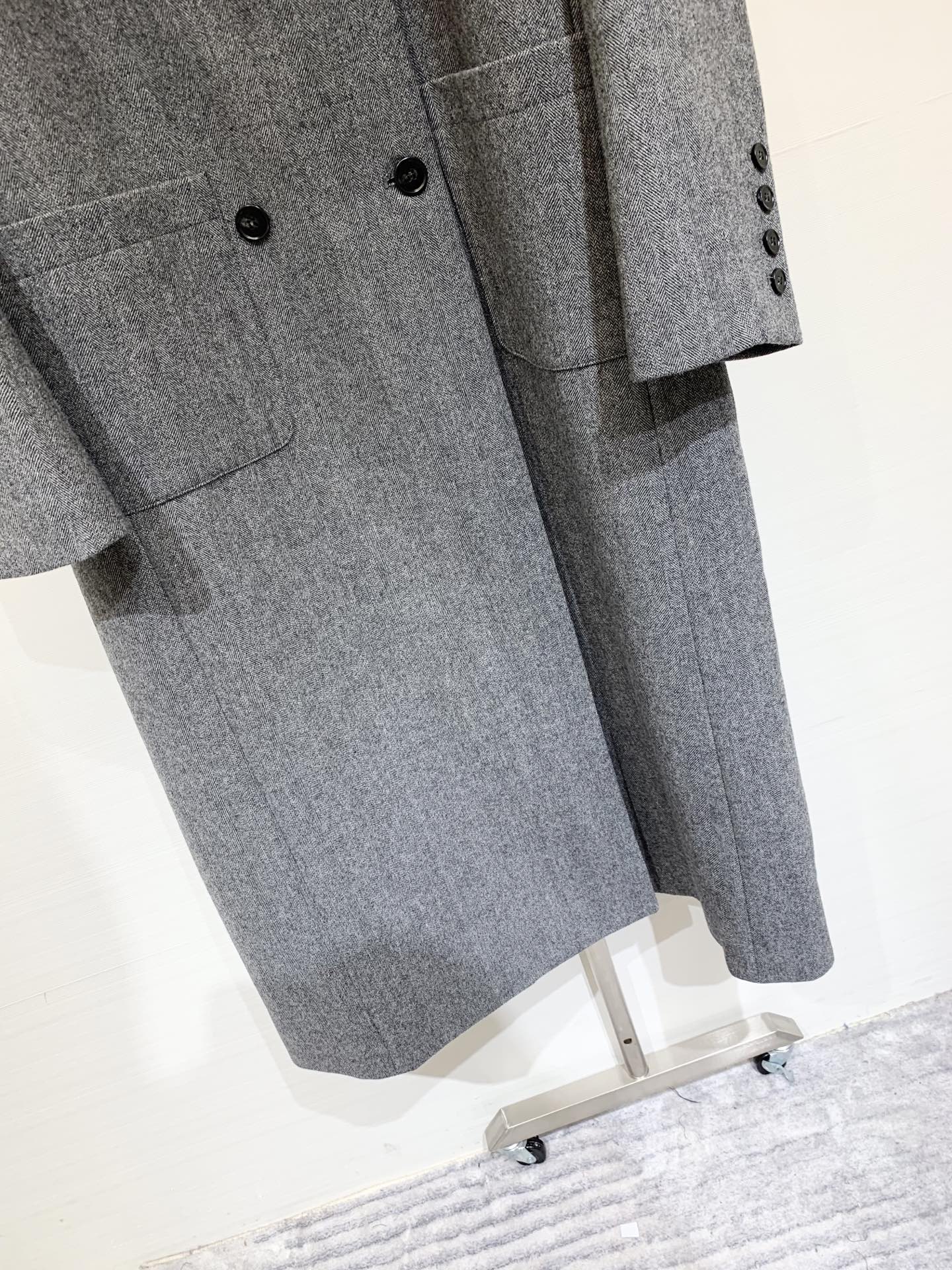 MM6 25秋冬新款 双排扣灰色宽松羊毛混纺长款大衣 非常干练到位一款单品 灰色上身非常高级 背后经典四