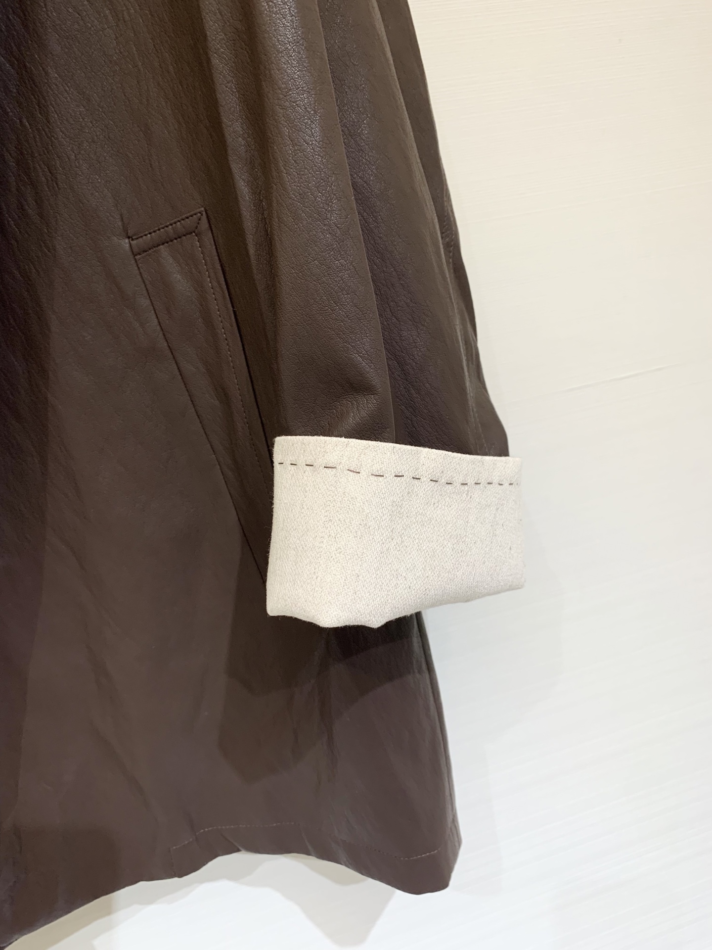 MM6 25秋冬新款 立领中长款卷边袖皮大衣 定制手感超好的蛋白皮面料 软糯有质感 开领和手袖处都做了撞