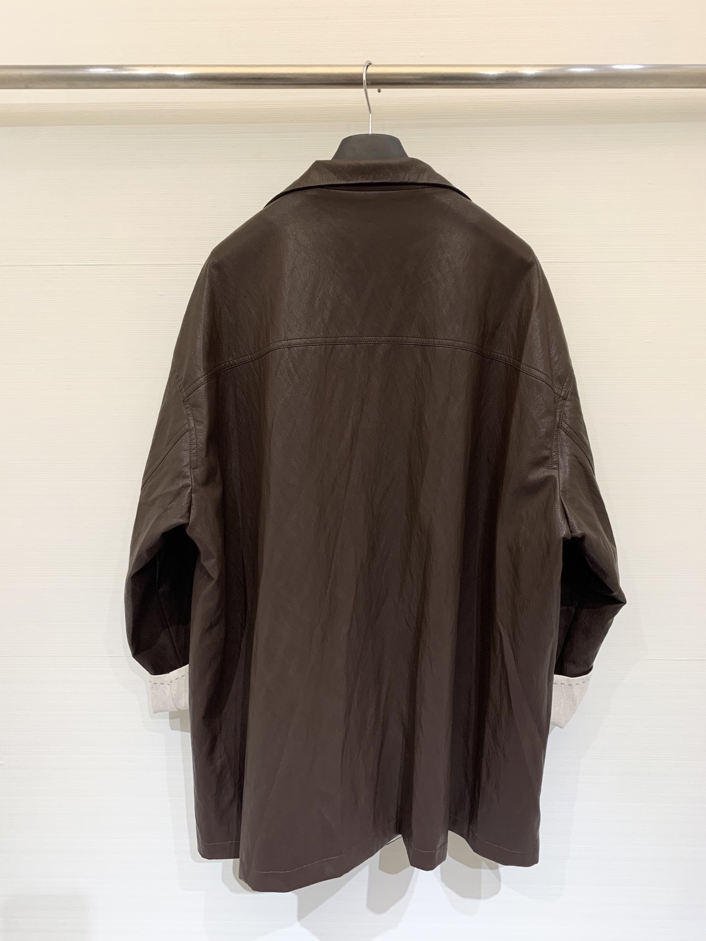 MM6 25秋冬新款 立领中长款卷边袖皮大衣 定制手感超好的蛋白皮面料 软糯有质感 开领和手袖处都做了撞