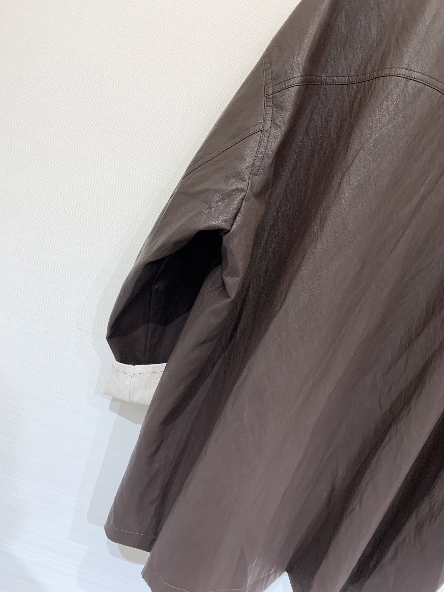 MM6 25秋冬新款 立领中长款卷边袖皮大衣 定制手感超好的蛋白皮面料 软糯有质感 开领和手袖处都做了撞