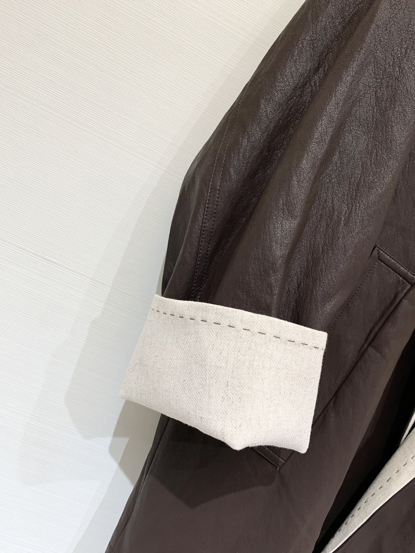 MM6 25秋冬新款 立领中长款卷边袖皮大衣 定制手感超好的蛋白皮面料 软糯有质感 开领和手袖处都做了撞