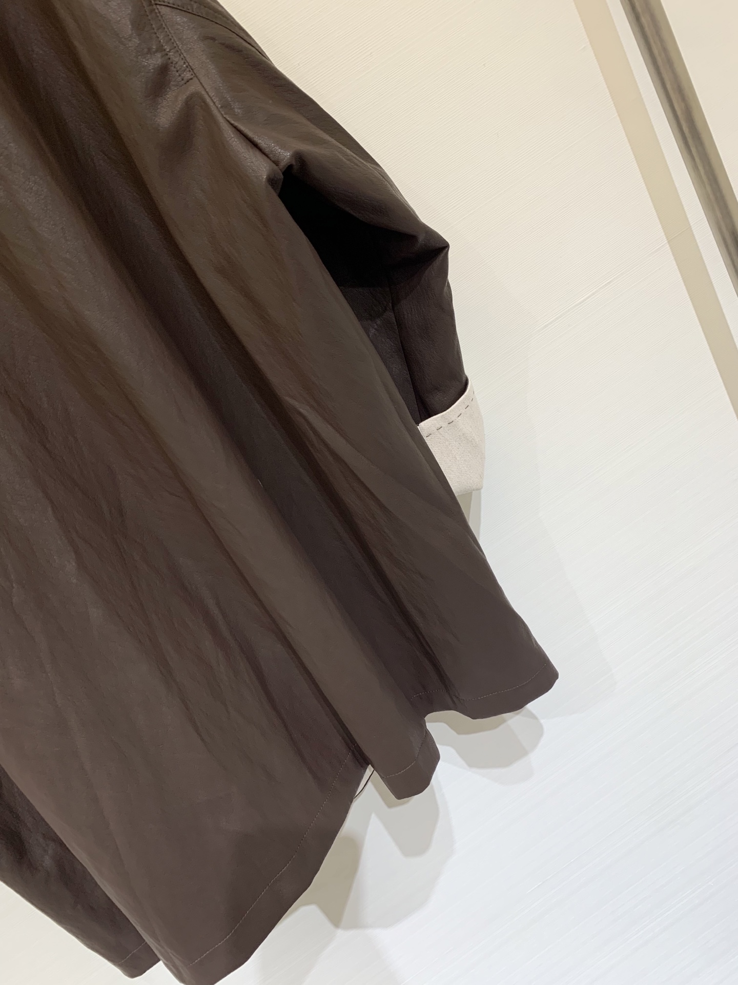 MM6 25秋冬新款 立领中长款卷边袖皮大衣 定制手感超好的蛋白皮面料 软糯有质感 开领和手袖处都做了撞