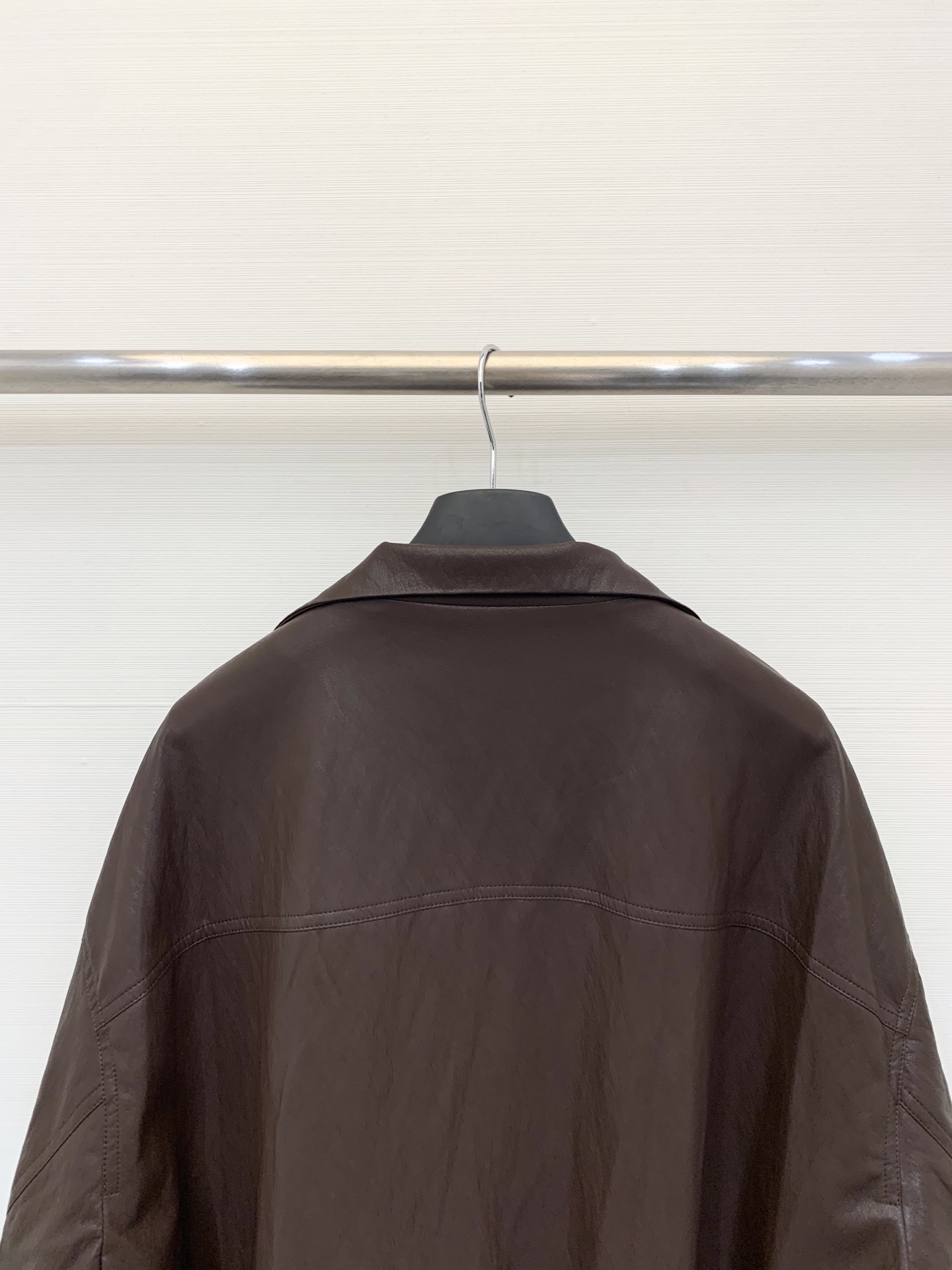 MM6 25秋冬新款 立领中长款卷边袖皮大衣 定制手感超好的蛋白皮面料 软糯有质感 开领和手袖处都做了撞