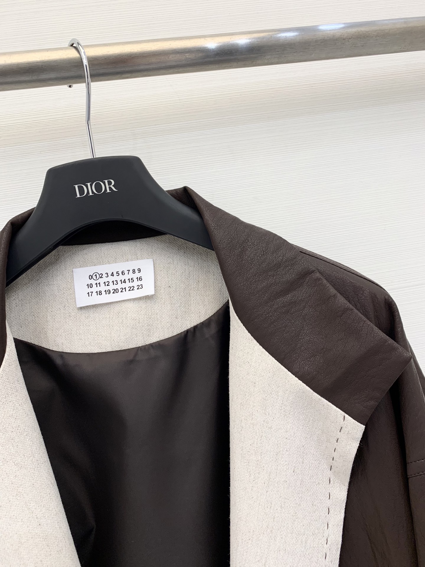 MM6 25秋冬新款 立领中长款卷边袖皮大衣 定制手感超好的蛋白皮面料 软糯有质感 开领和手袖处都做了撞