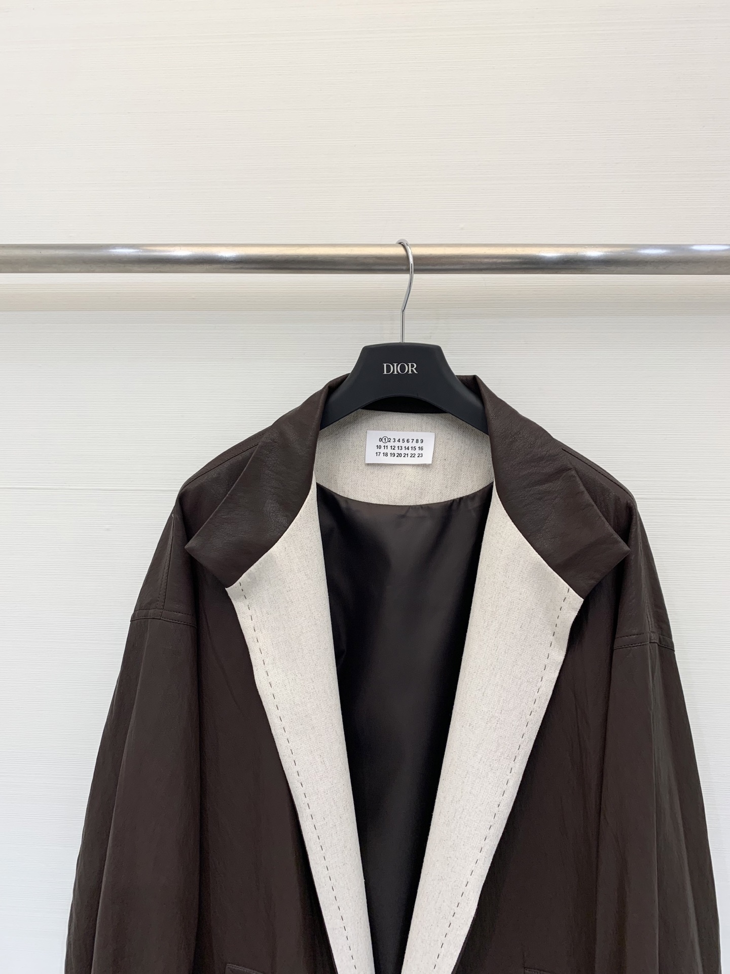 MM6 25秋冬新款 立领中长款卷边袖皮大衣 定制手感超好的蛋白皮面料 软糯有质感 开领和手袖处都做了撞