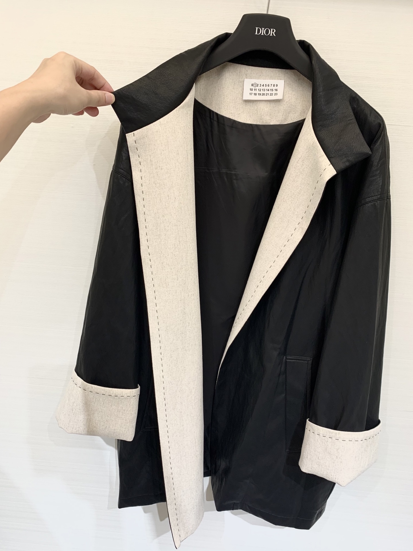 MM6 25秋冬新款 立领中长款卷边袖皮大衣 定制手感超好的蛋白皮面料 软糯有质感 开领和手袖处都做了撞