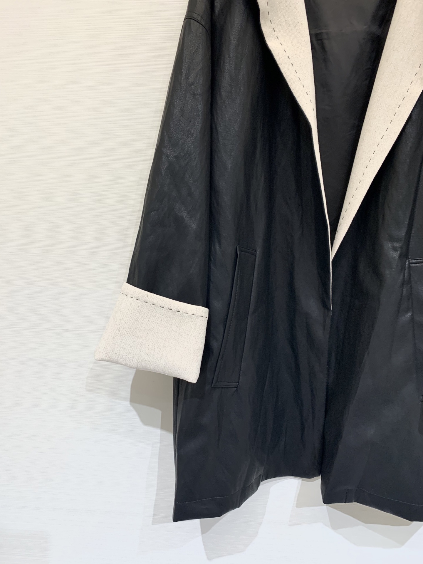 MM6 25秋冬新款 立领中长款卷边袖皮大衣 定制手感超好的蛋白皮面料 软糯有质感 开领和手袖处都做了撞