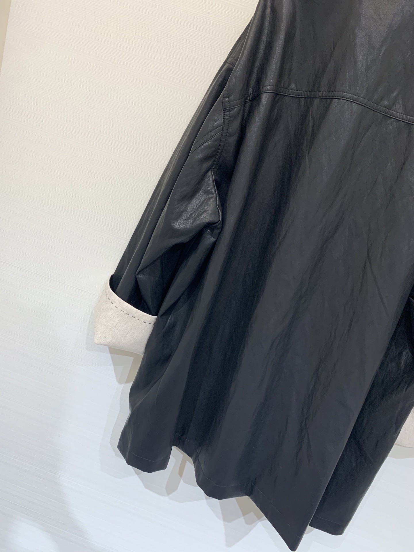 MM6 25秋冬新款 立领中长款卷边袖皮大衣 定制手感超好的蛋白皮面料 软糯有质感 开领和手袖处都做了撞