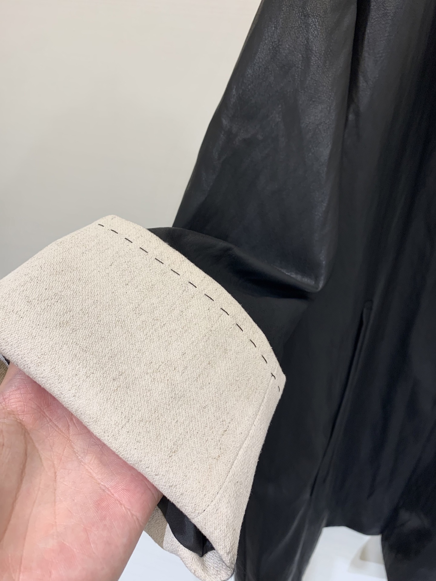 MM6 25秋冬新款 立领中长款卷边袖皮大衣 定制手感超好的蛋白皮面料 软糯有质感 开领和手袖处都做了撞