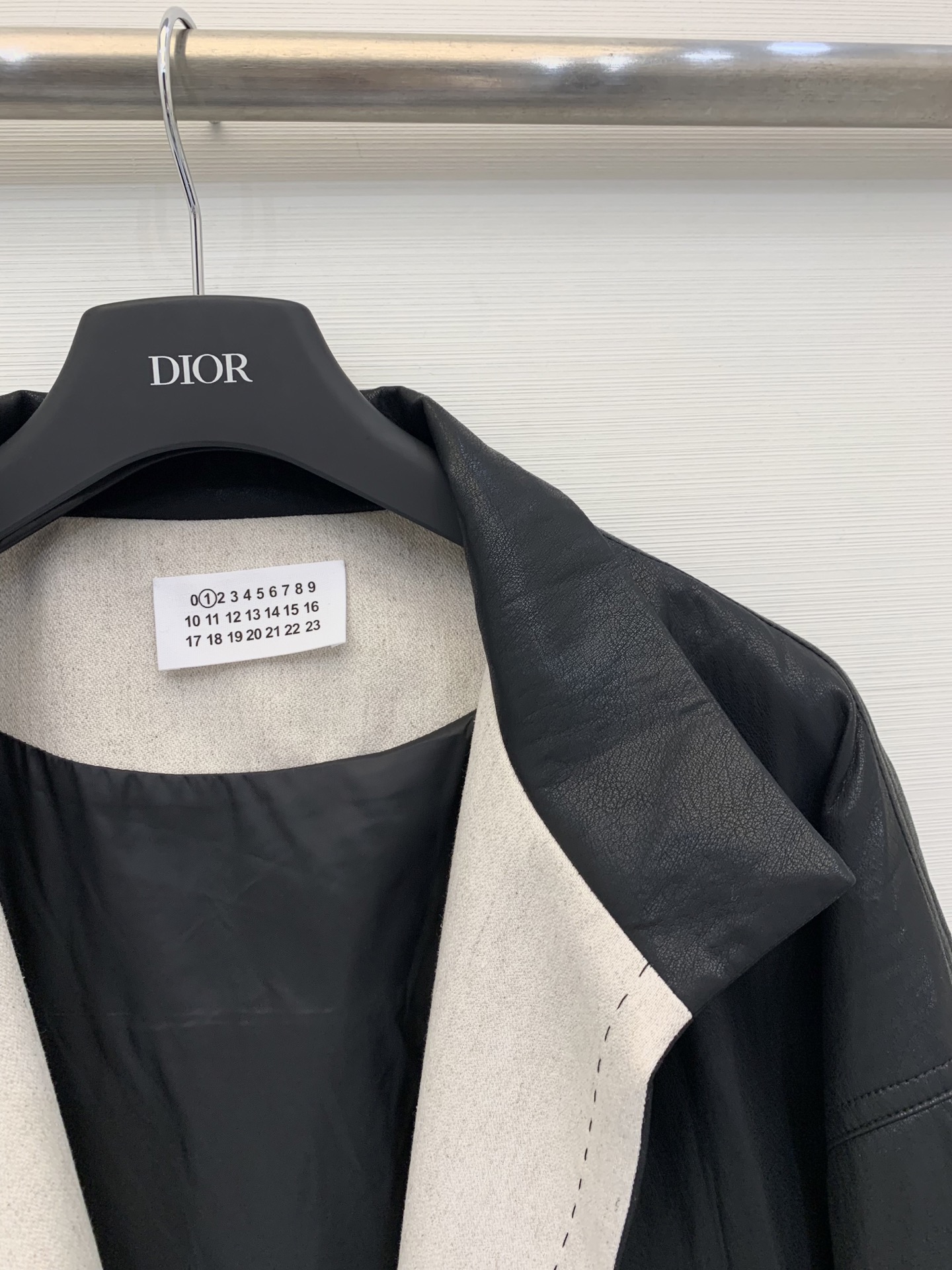 MM6 25秋冬新款 立领中长款卷边袖皮大衣 定制手感超好的蛋白皮面料 软糯有质感 开领和手袖处都做了撞