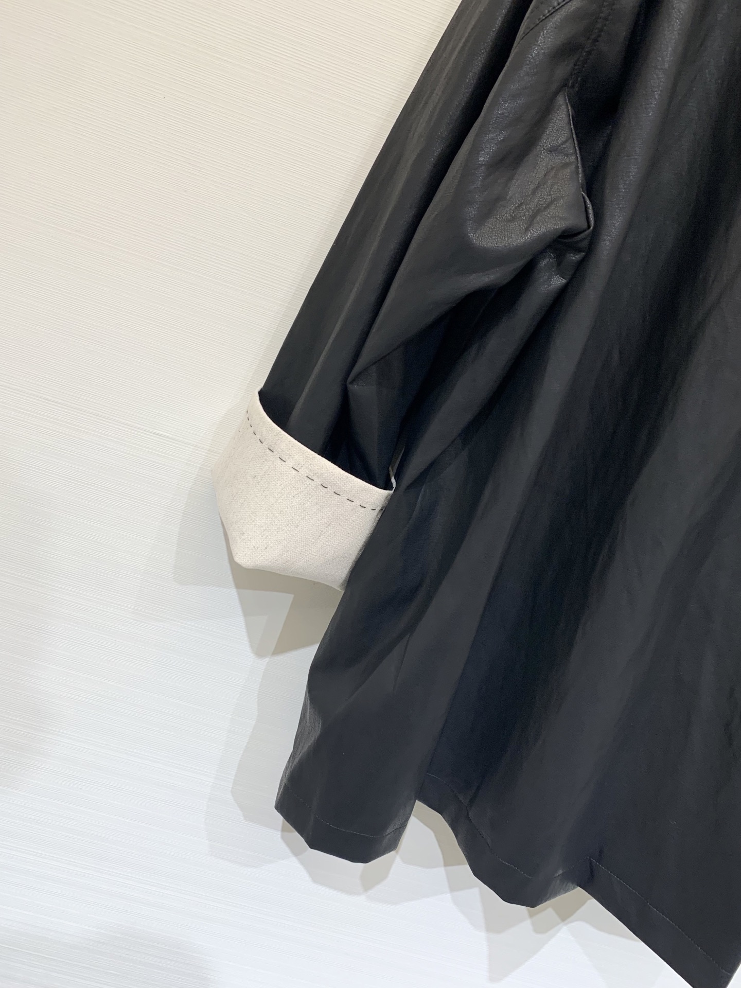 MM6 25秋冬新款 立领中长款卷边袖皮大衣 定制手感超好的蛋白皮面料 软糯有质感 开领和手袖处都做了撞