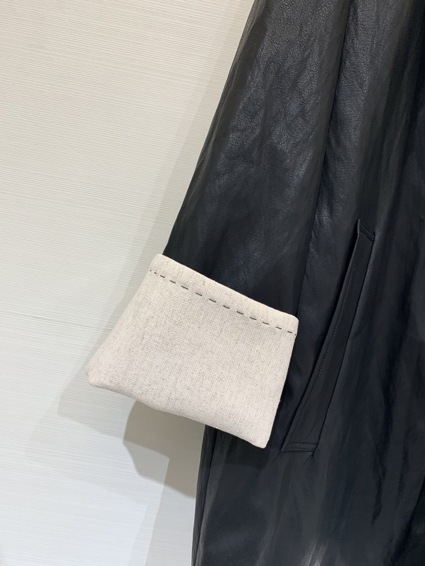 MM6 25秋冬新款 立领中长款卷边袖皮大衣 定制手感超好的蛋白皮面料 软糯有质感 开领和手袖处都做了撞