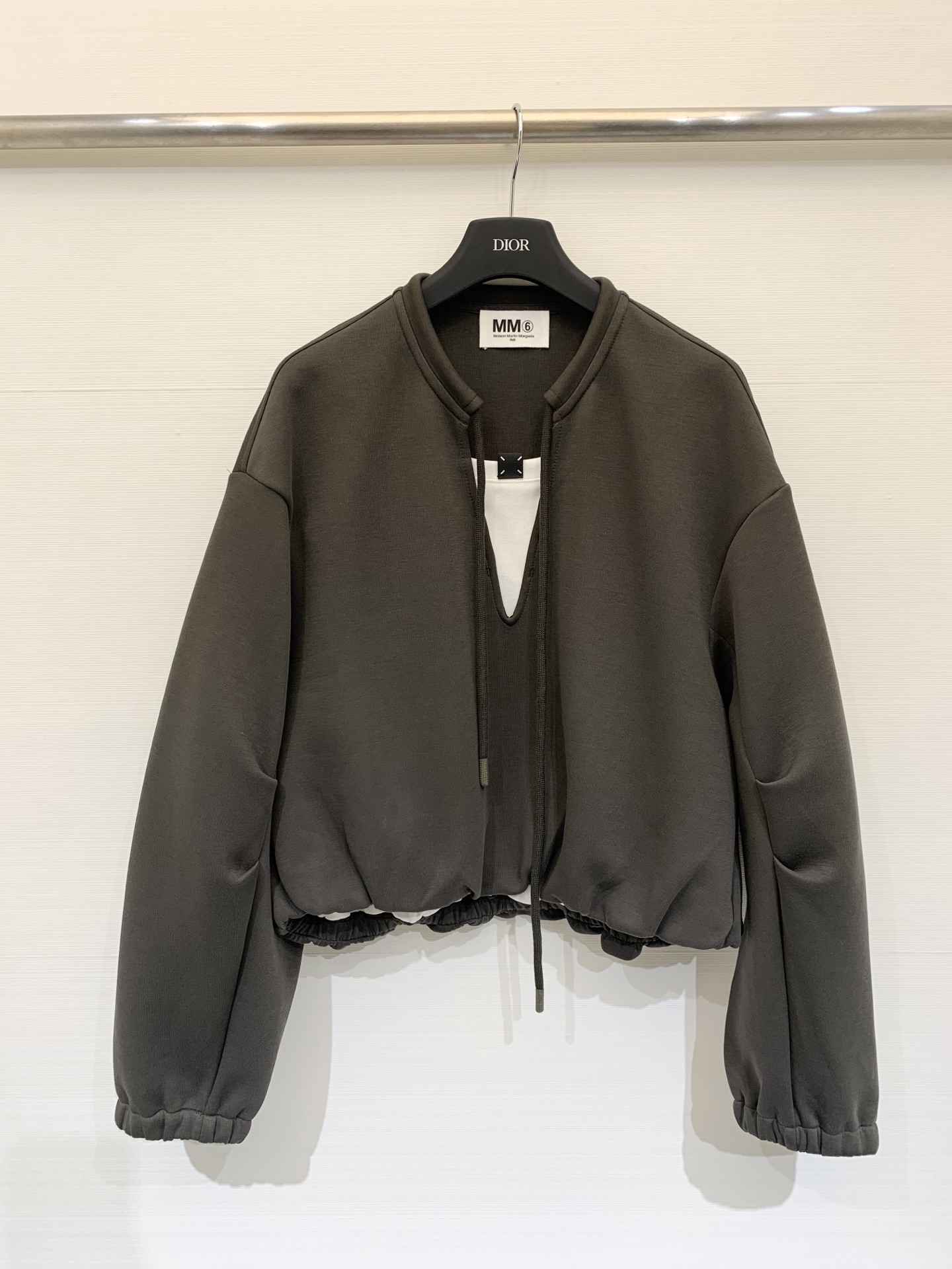 NO:505422,MM6 25 autumn and winter new style contrasting fake two-piece V-neck sweatshirts. Olive green and gray are both very good. Fake two-piece design. Hem pleated waist. Short style to show off your figure. Casual and atmospheric. Two-color sml,,masion margiela,hoodie,sweatshirts,alexander wang19860909MM6 25秋冬新款 撞色假两件V领卫衣 橄榄绿和灰色都很好看 假两件设计 下摆褶皱收腰 短款版型显身材 休闲大气 两色sml,,masion margiela,hoodie,sweatshirts,alexander wang,Women's clothing