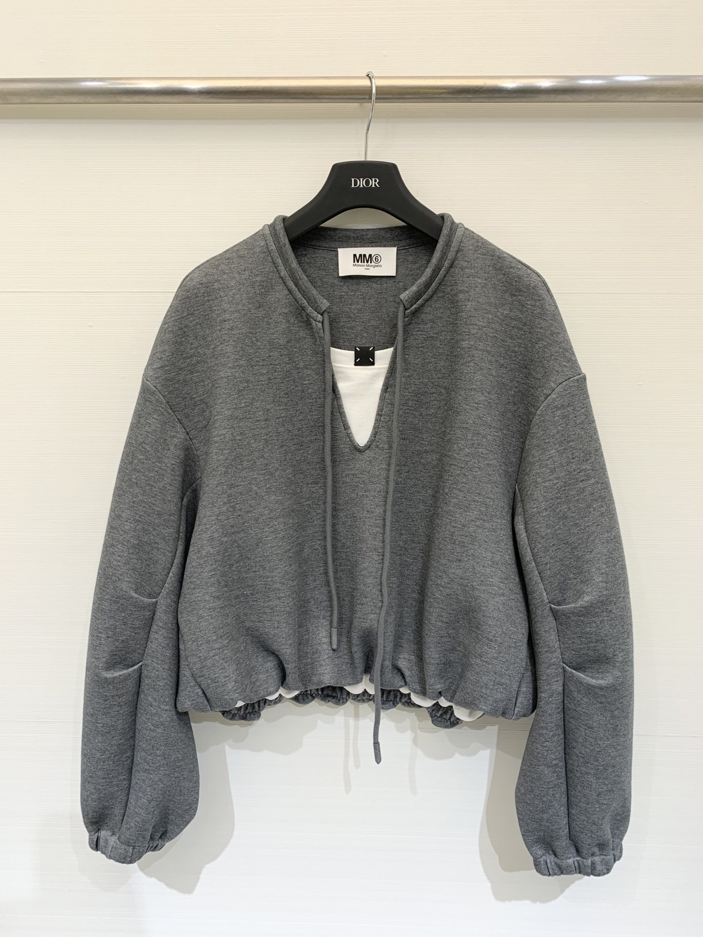 MM6 25秋冬新款 撞色假两件V领卫衣 橄榄绿和灰色都很好看 假两件设计 下摆褶皱收腰 短款版型显身材