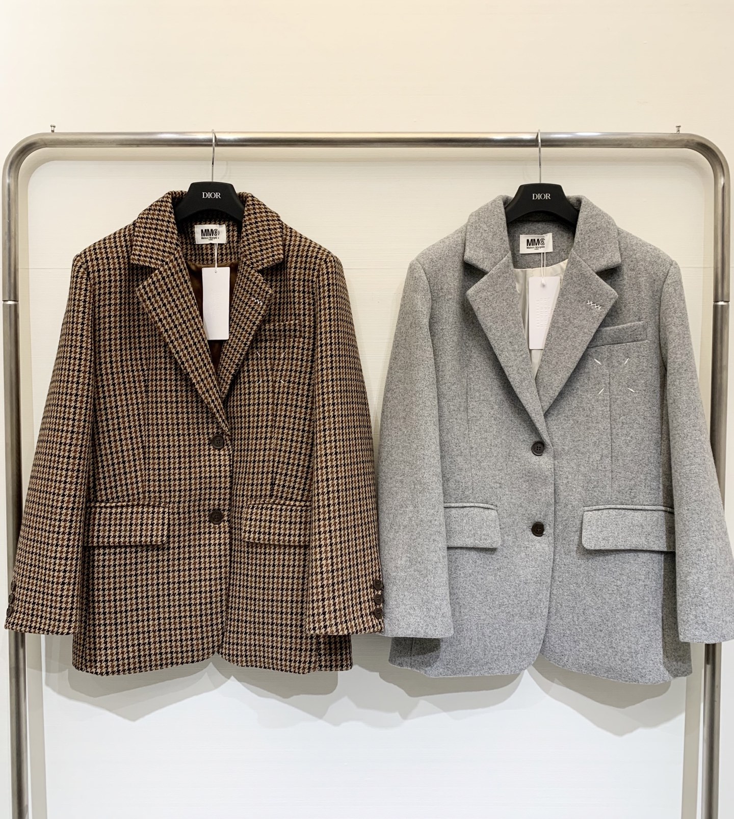 MM6 25秋冬新款 四点缝线羊毛西服外套 里衬设计 口袋采用经典LOGO 极简高级 两色sml