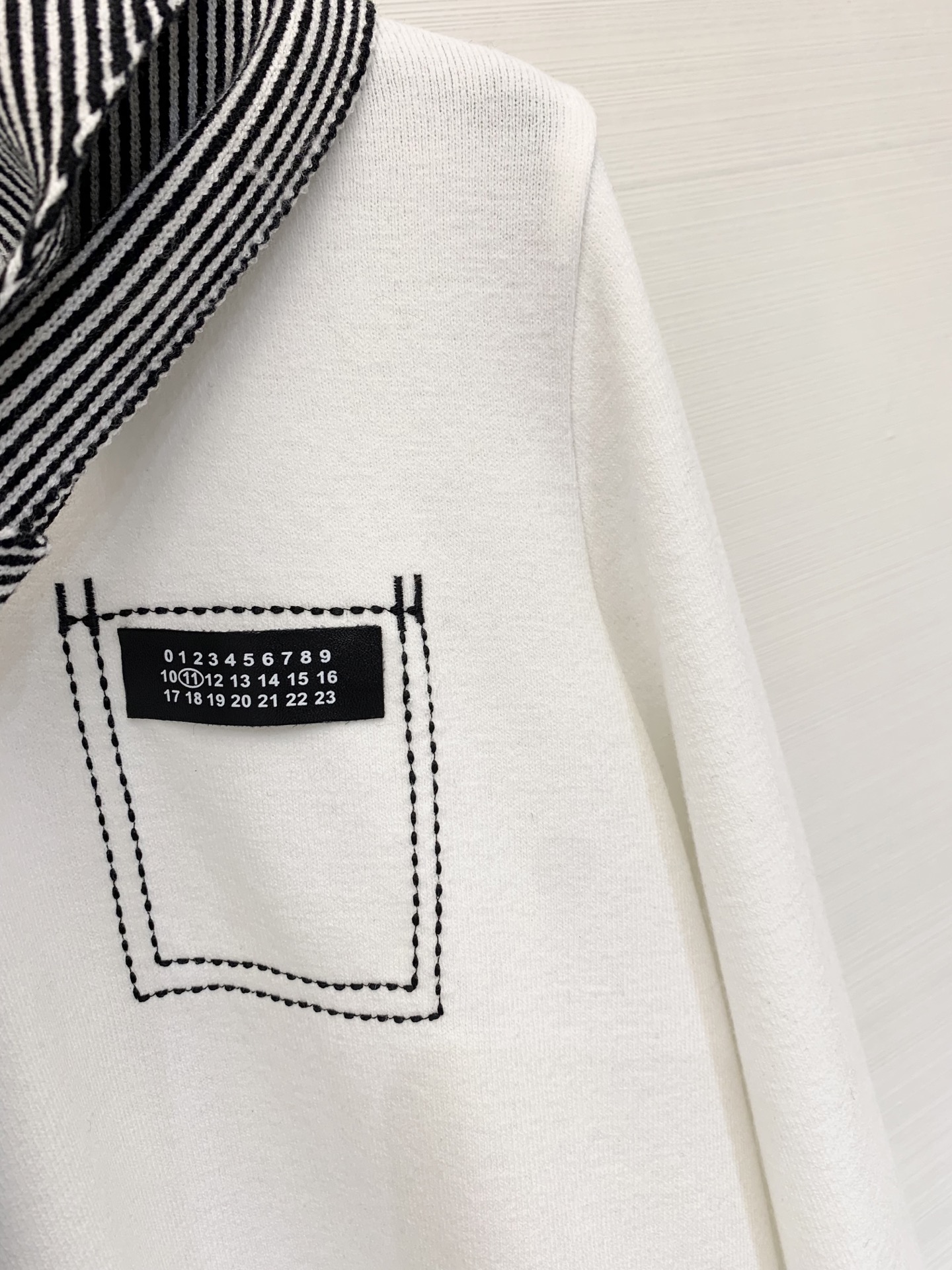 MM6 25秋冬新款 条纹披肩圆领长袖T恤 披肩设计 也🉑系腰处 解锁各种穿法 胸前明线logo设计 彰