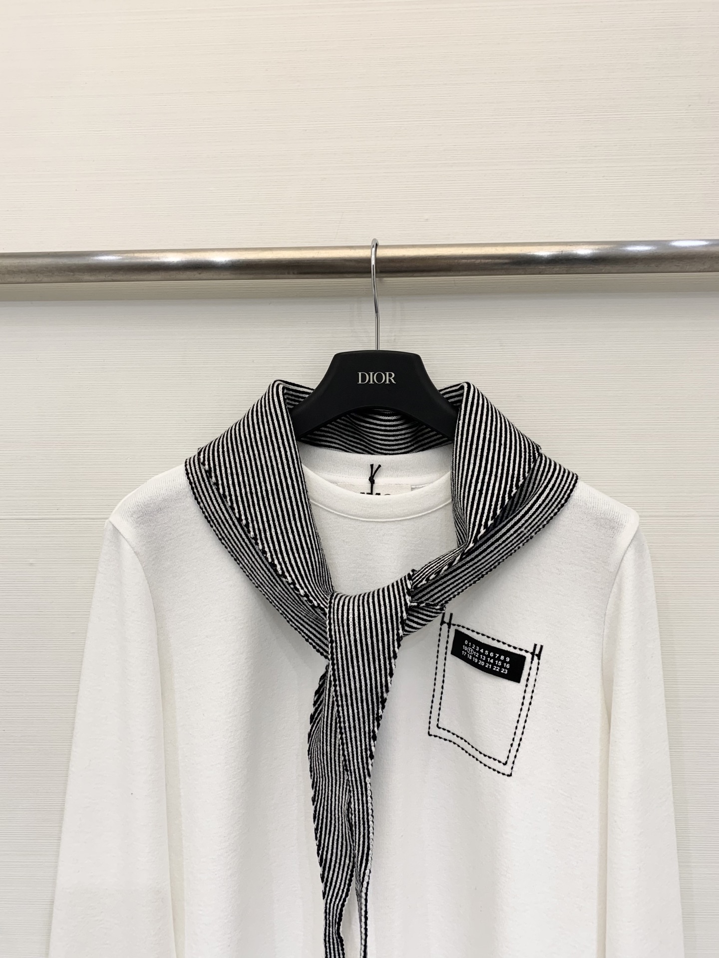 MM6 25秋冬新款 条纹披肩圆领长袖T恤 披肩设计 也🉑系腰处 解锁各种穿法 胸前明线logo设计 彰