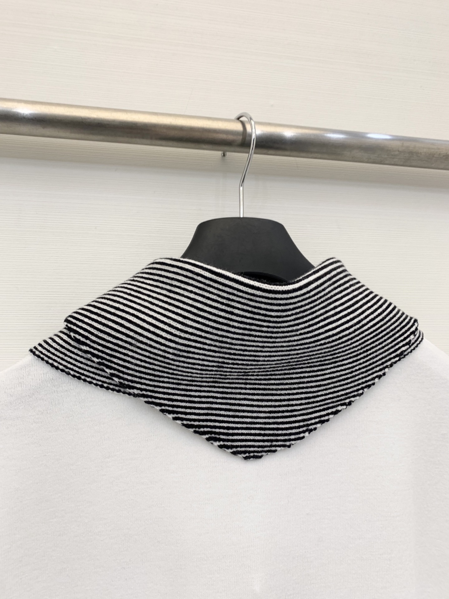 MM6 25秋冬新款 条纹披肩圆领长袖T恤 披肩设计 也🉑系腰处 解锁各种穿法 胸前明线logo设计 彰