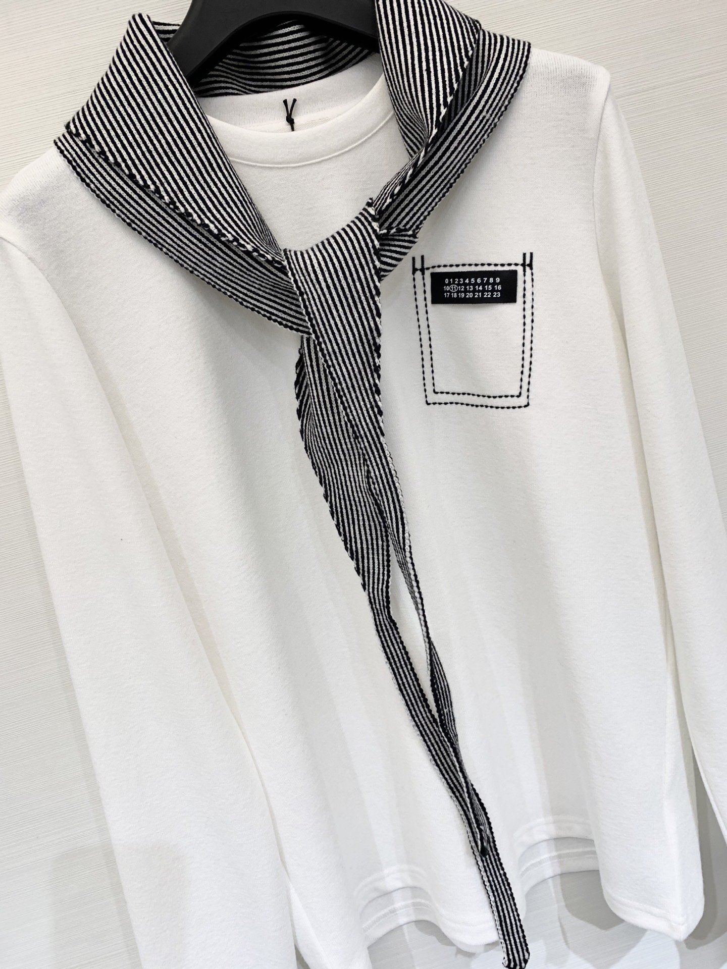 MM6 25秋冬新款 条纹披肩圆领长袖T恤 披肩设计 也🉑系腰处 解锁各种穿法 胸前明线logo设计 彰