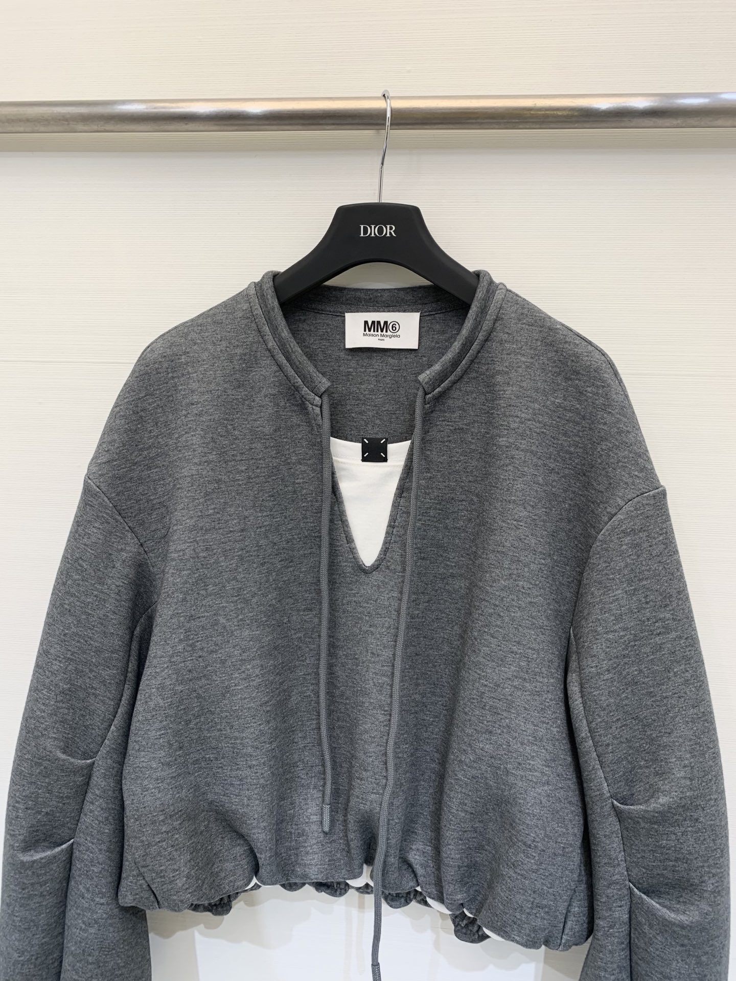 MM6 25秋冬新款 撞色假两件V领卫衣 橄榄绿和灰色都很好看 假两件设计 下摆褶皱收腰 短款版型显身材