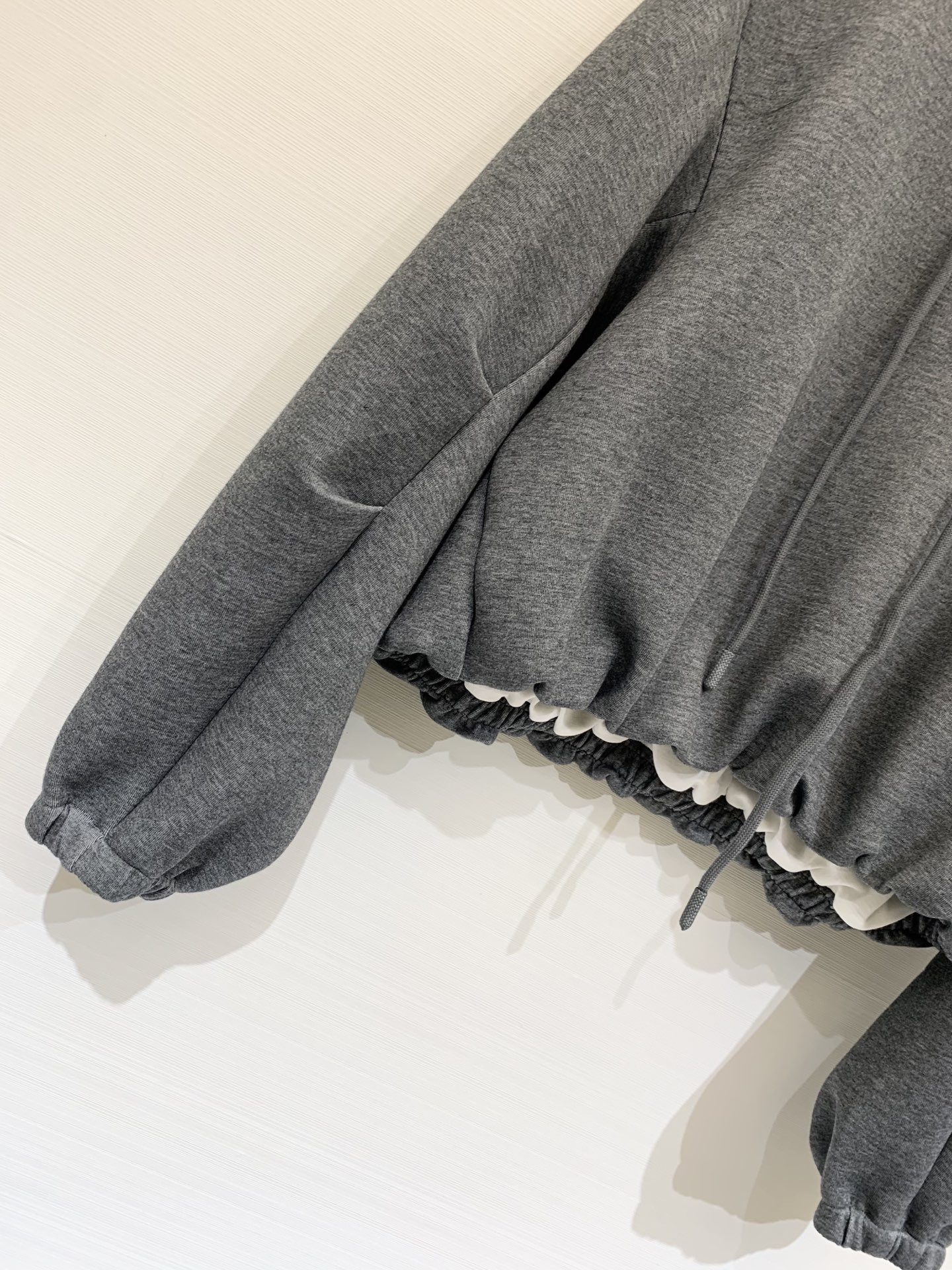 MM6 25秋冬新款 撞色假两件V领卫衣 橄榄绿和灰色都很好看 假两件设计 下摆褶皱收腰 短款版型显身材