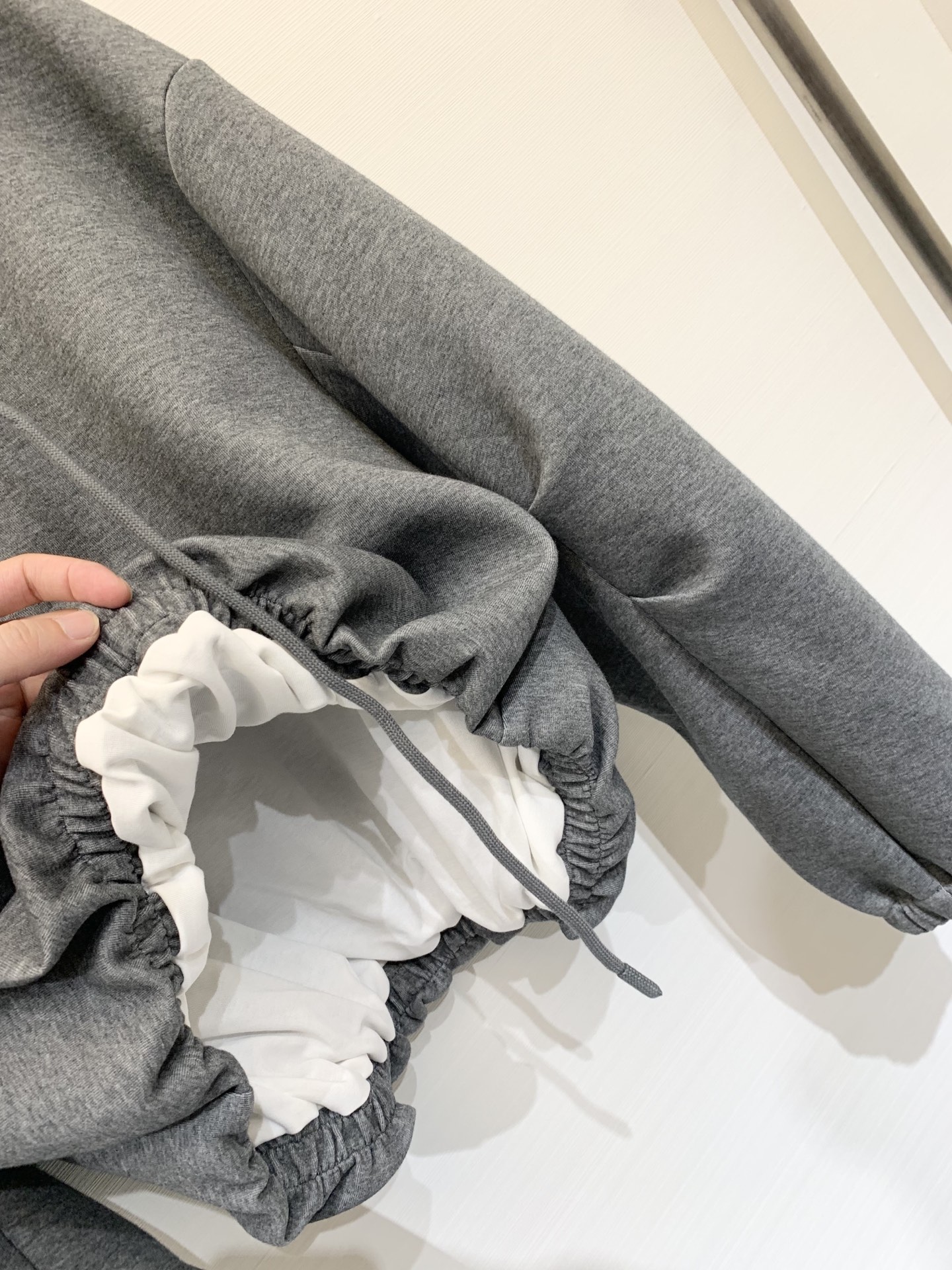 MM6 25秋冬新款 撞色假两件V领卫衣 橄榄绿和灰色都很好看 假两件设计 下摆褶皱收腰 短款版型显身材