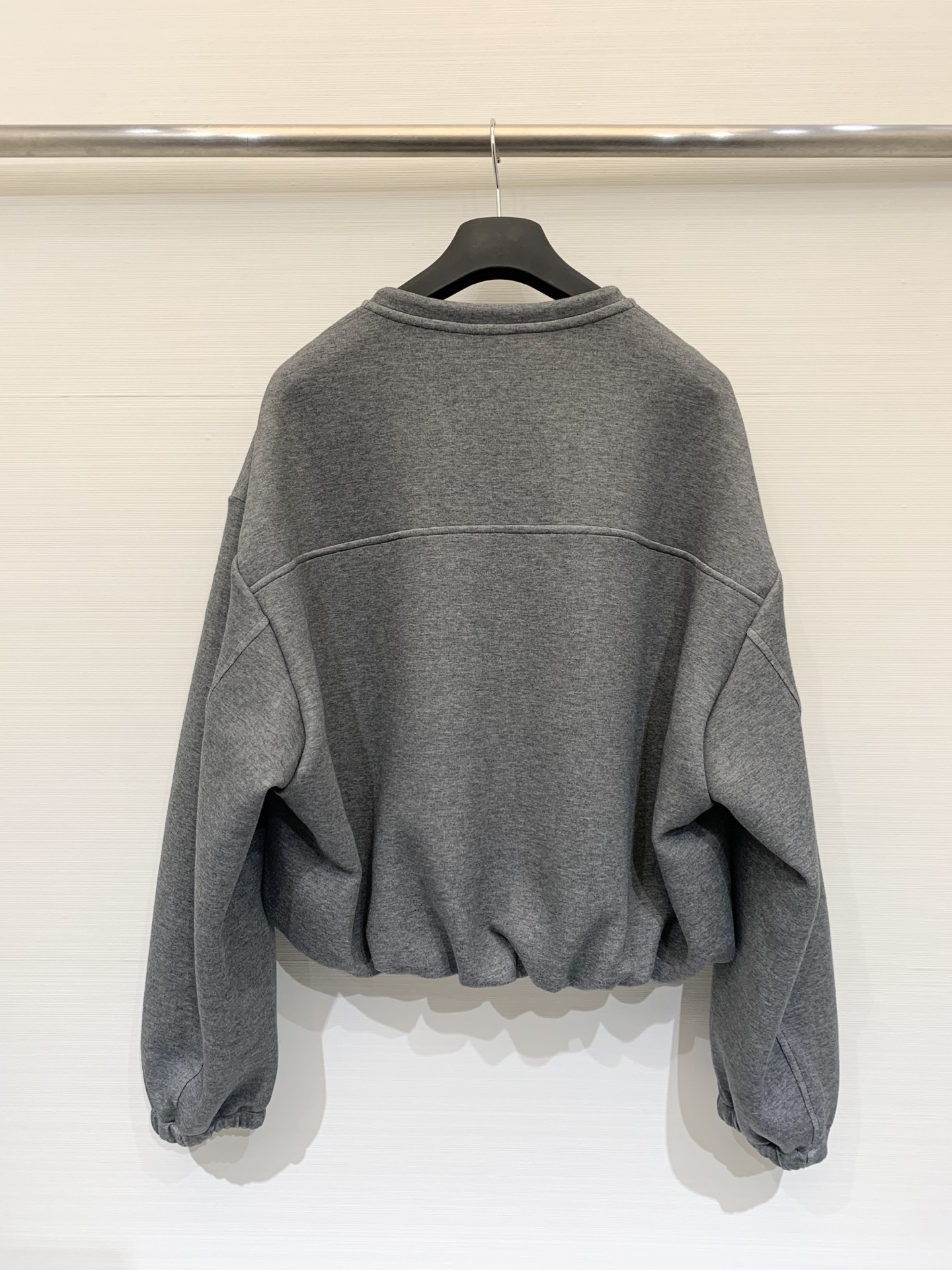 MM6 25秋冬新款 撞色假两件V领卫衣 橄榄绿和灰色都很好看 假两件设计 下摆褶皱收腰 短款版型显身材