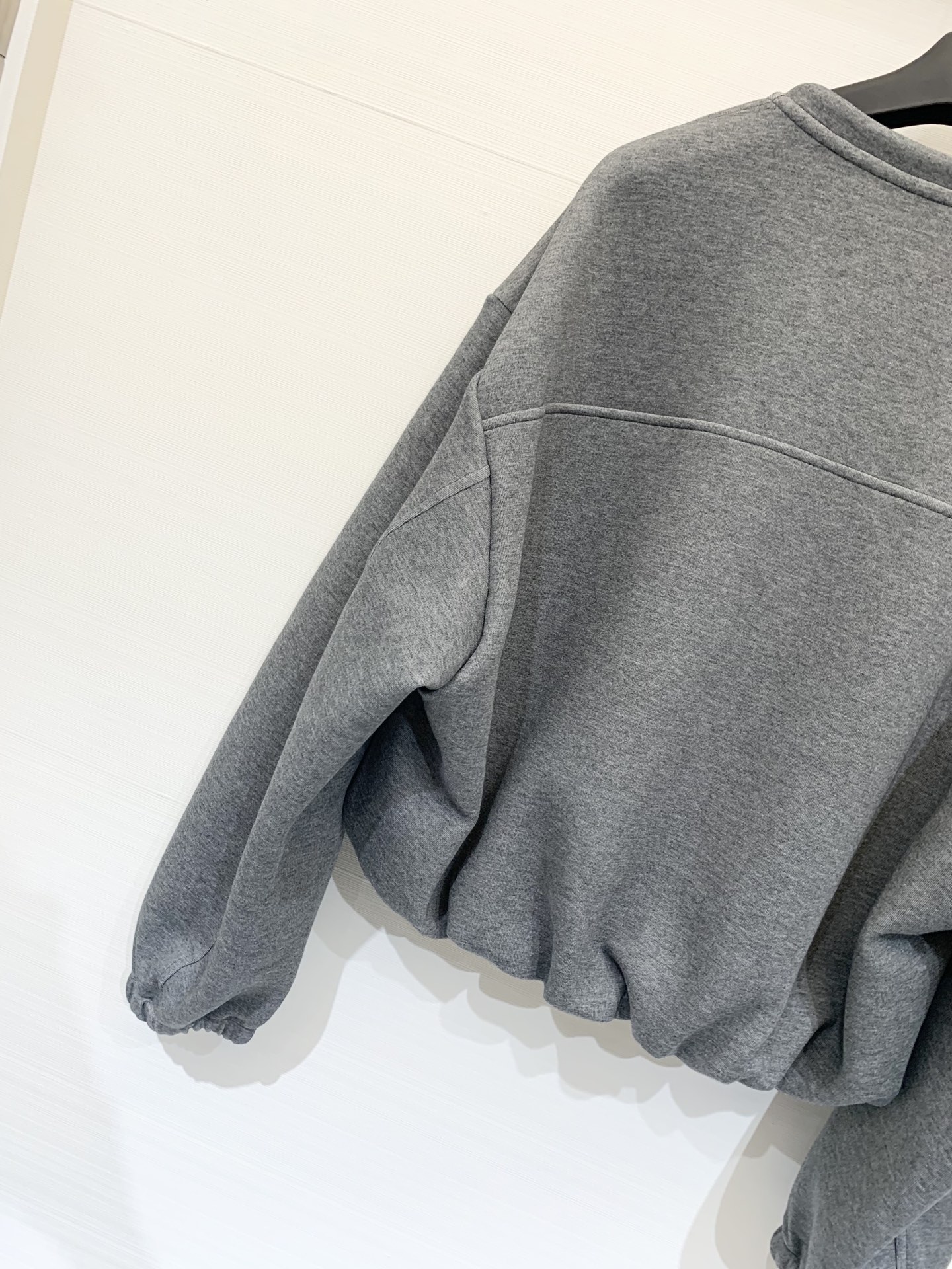 MM6 25秋冬新款 撞色假两件V领卫衣 橄榄绿和灰色都很好看 假两件设计 下摆褶皱收腰 短款版型显身材