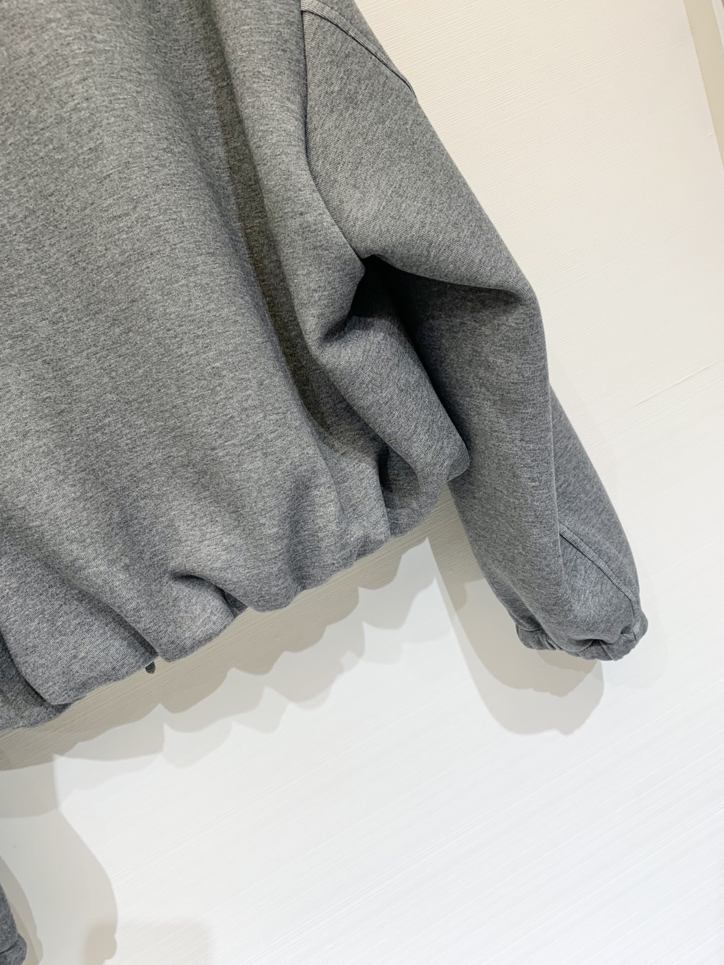 MM6 25秋冬新款 撞色假两件V领卫衣 橄榄绿和灰色都很好看 假两件设计 下摆褶皱收腰 短款版型显身材