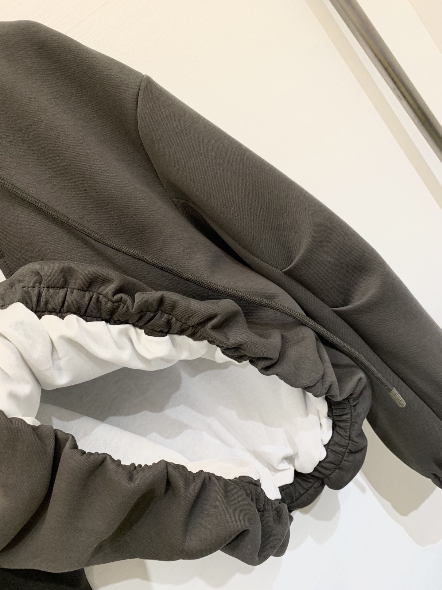 MM6 25秋冬新款 撞色假两件V领卫衣 橄榄绿和灰色都很好看 假两件设计 下摆褶皱收腰 短款版型显身材