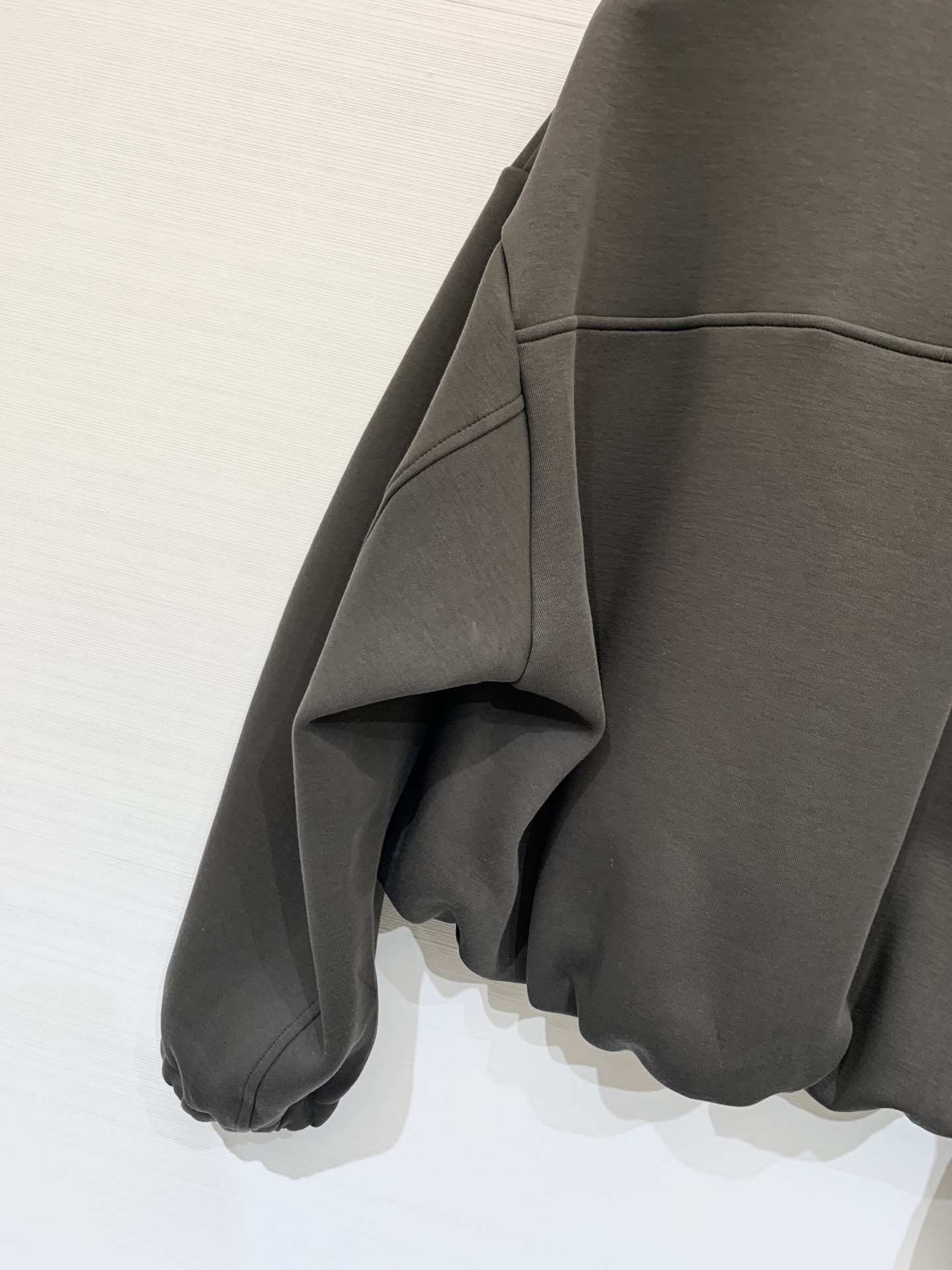 MM6 25秋冬新款 撞色假两件V领卫衣 橄榄绿和灰色都很好看 假两件设计 下摆褶皱收腰 短款版型显身材