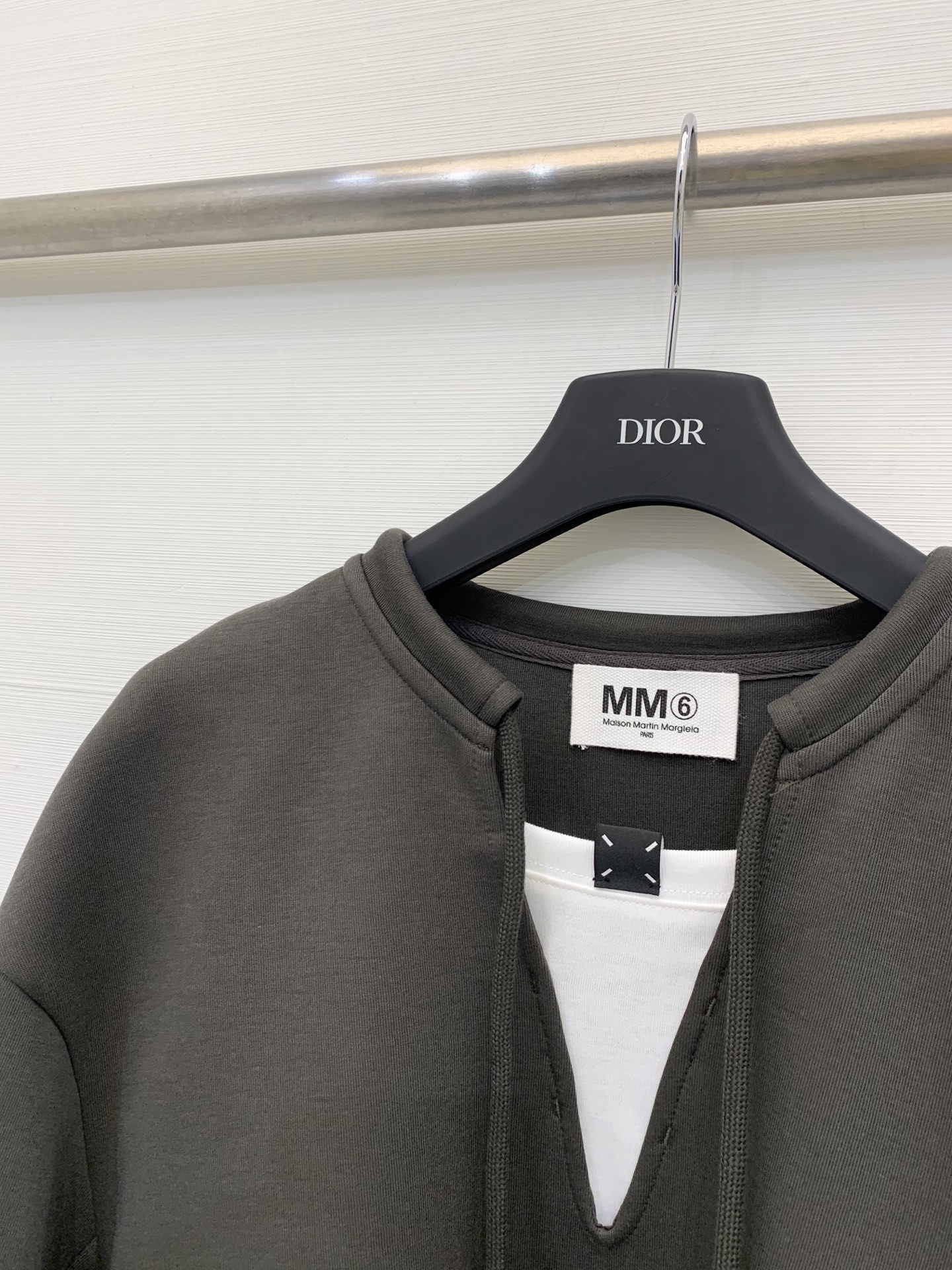 MM6 25秋冬新款 撞色假两件V领卫衣 橄榄绿和灰色都很好看 假两件设计 下摆褶皱收腰 短款版型显身材