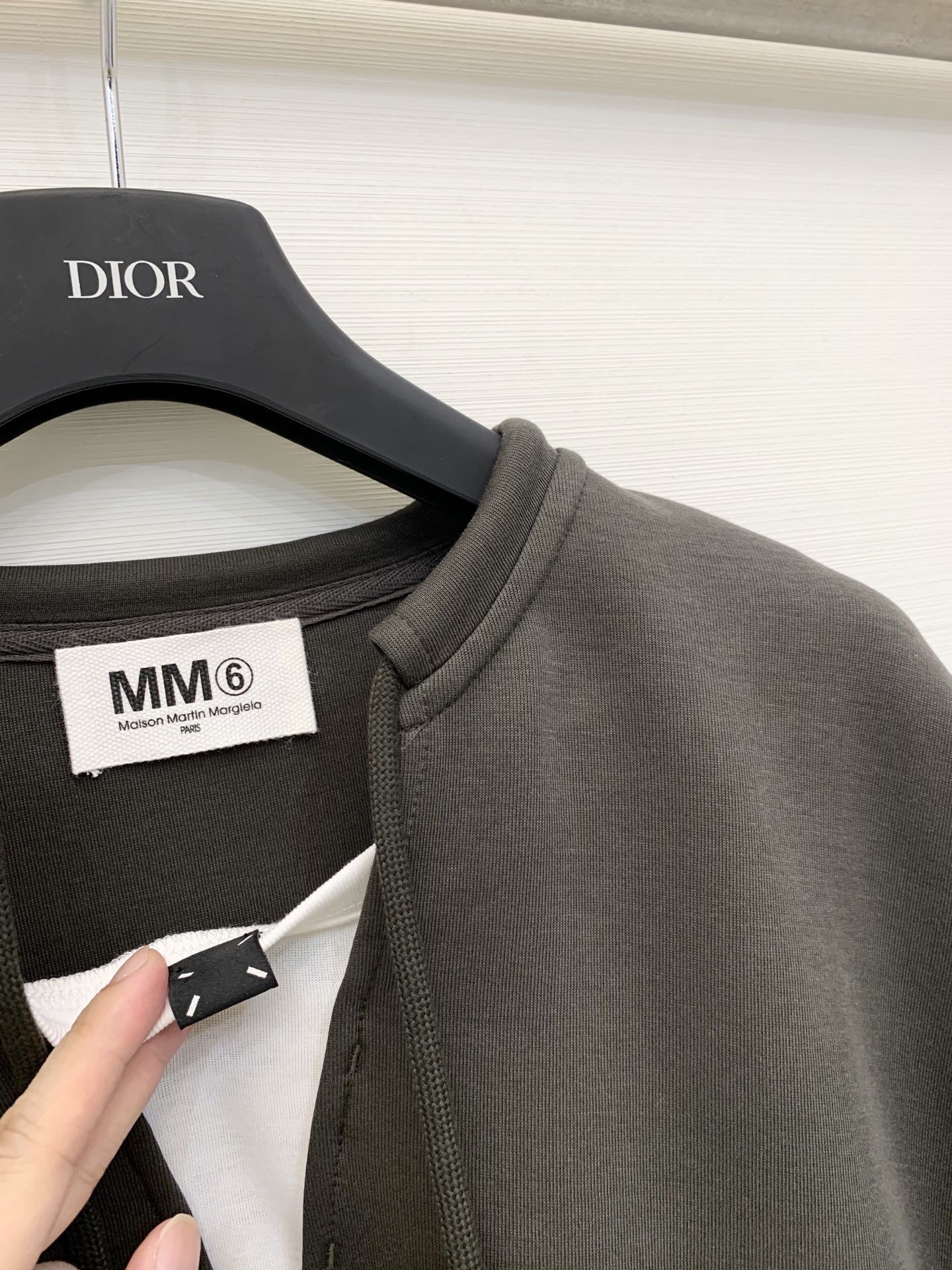 MM6 25秋冬新款 撞色假两件V领卫衣 橄榄绿和灰色都很好看 假两件设计 下摆褶皱收腰 短款版型显身材