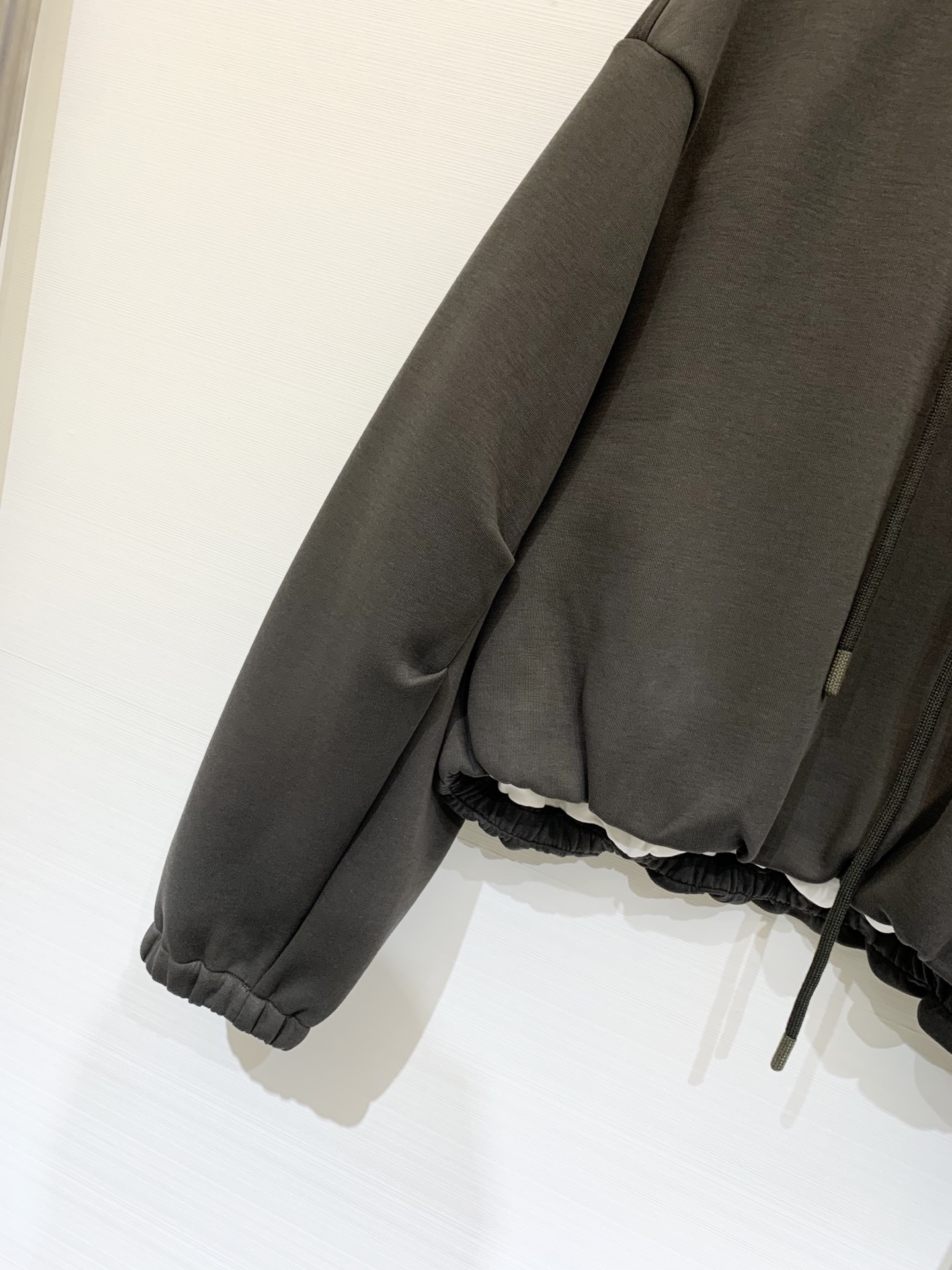 MM6 25秋冬新款 撞色假两件V领卫衣 橄榄绿和灰色都很好看 假两件设计 下摆褶皱收腰 短款版型显身材