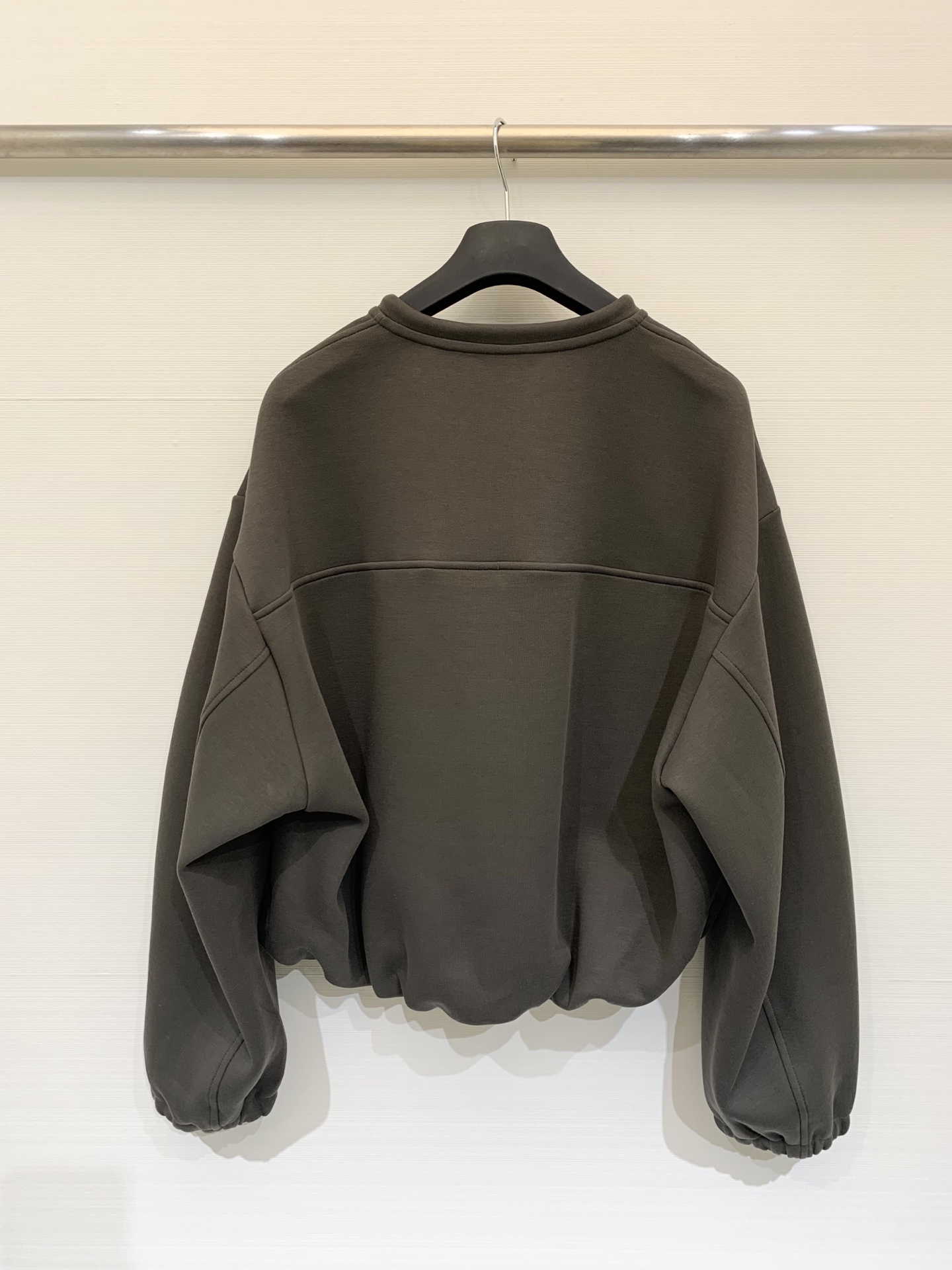 MM6 25秋冬新款 撞色假两件V领卫衣 橄榄绿和灰色都很好看 假两件设计 下摆褶皱收腰 短款版型显身材