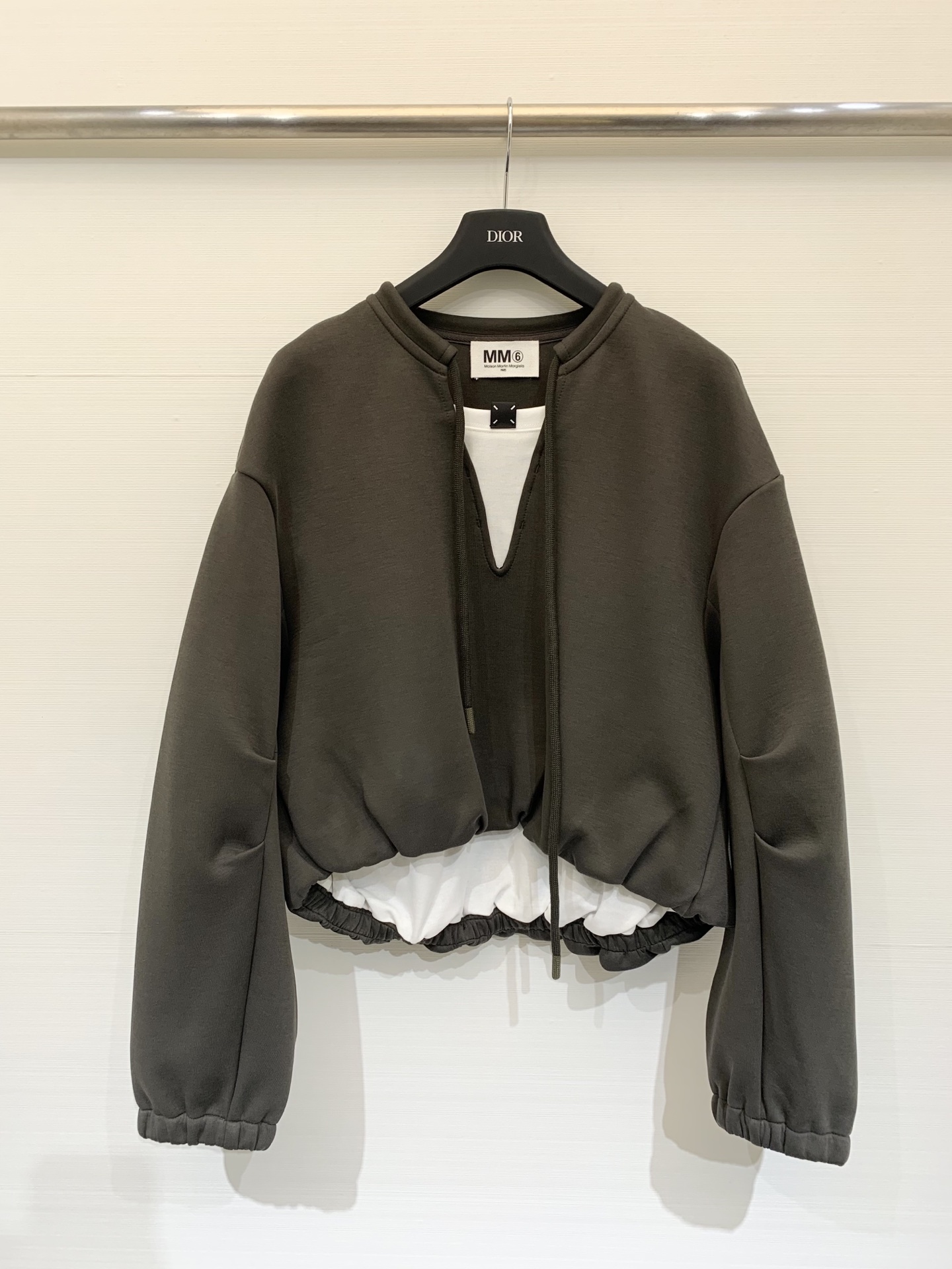 MM6 25秋冬新款 撞色假两件V领卫衣 橄榄绿和灰色都很好看 假两件设计 下摆褶皱收腰 短款版型显身材