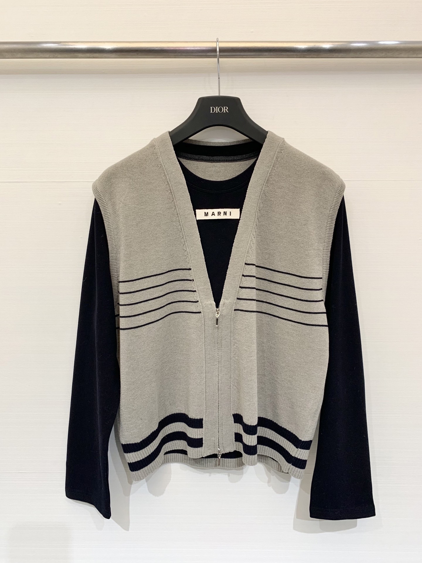 Marni 25秋冬新款 大V领假两件针织长袖 假两件设计 内搭为圆领 外层为大V领 版型较为宽松 适合