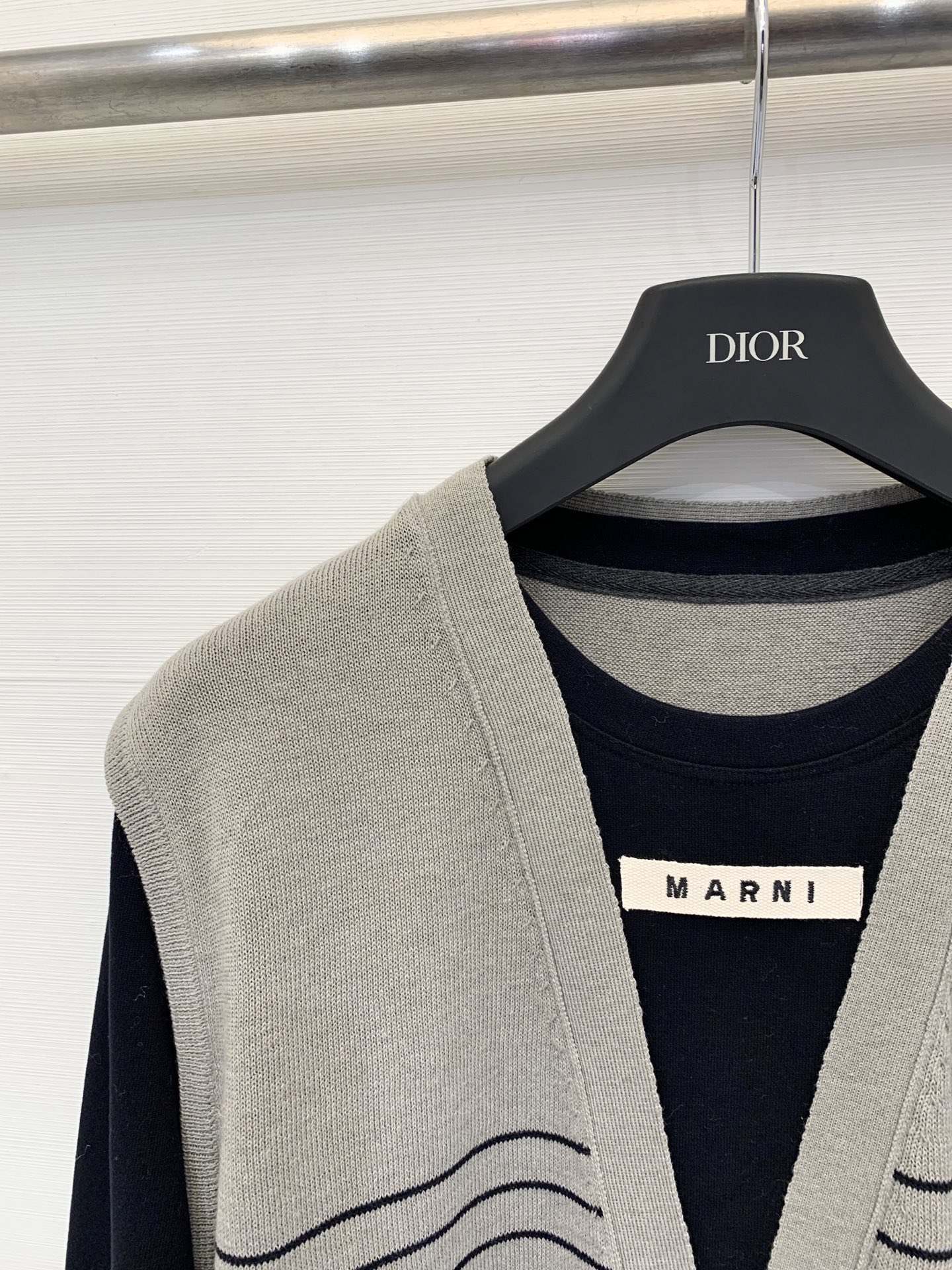 Marni 25秋冬新款 大V领假两件针织长袖 假两件设计 内搭为圆领 外层为大V领 版型较为宽松 适合