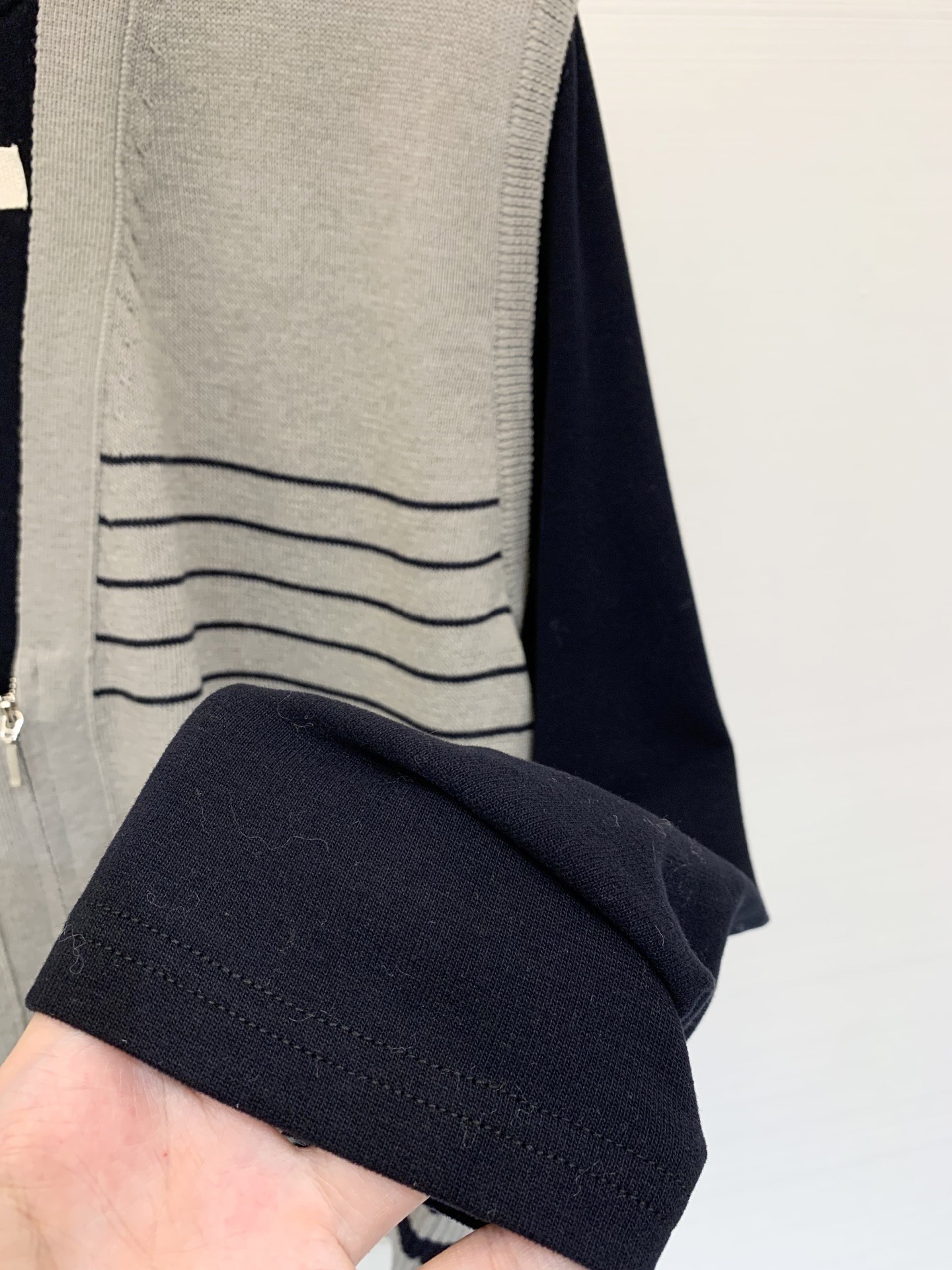 Marni 25秋冬新款 大V领假两件针织长袖 假两件设计 内搭为圆领 外层为大V领 版型较为宽松 适合