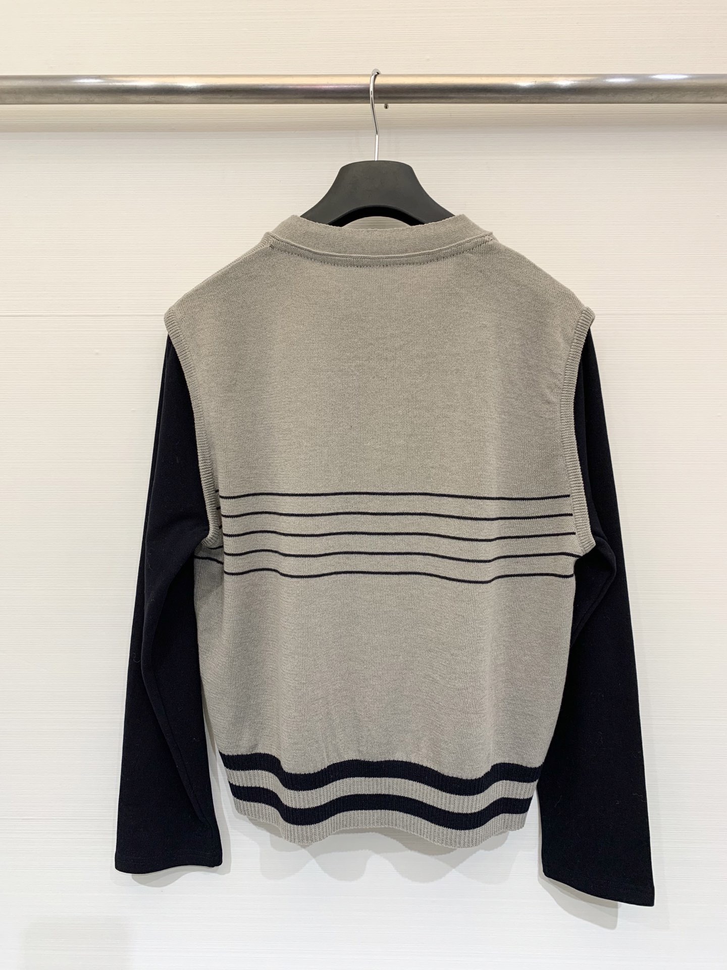 Marni 25秋冬新款 大V领假两件针织长袖 假两件设计 内搭为圆领 外层为大V领 版型较为宽松 适合