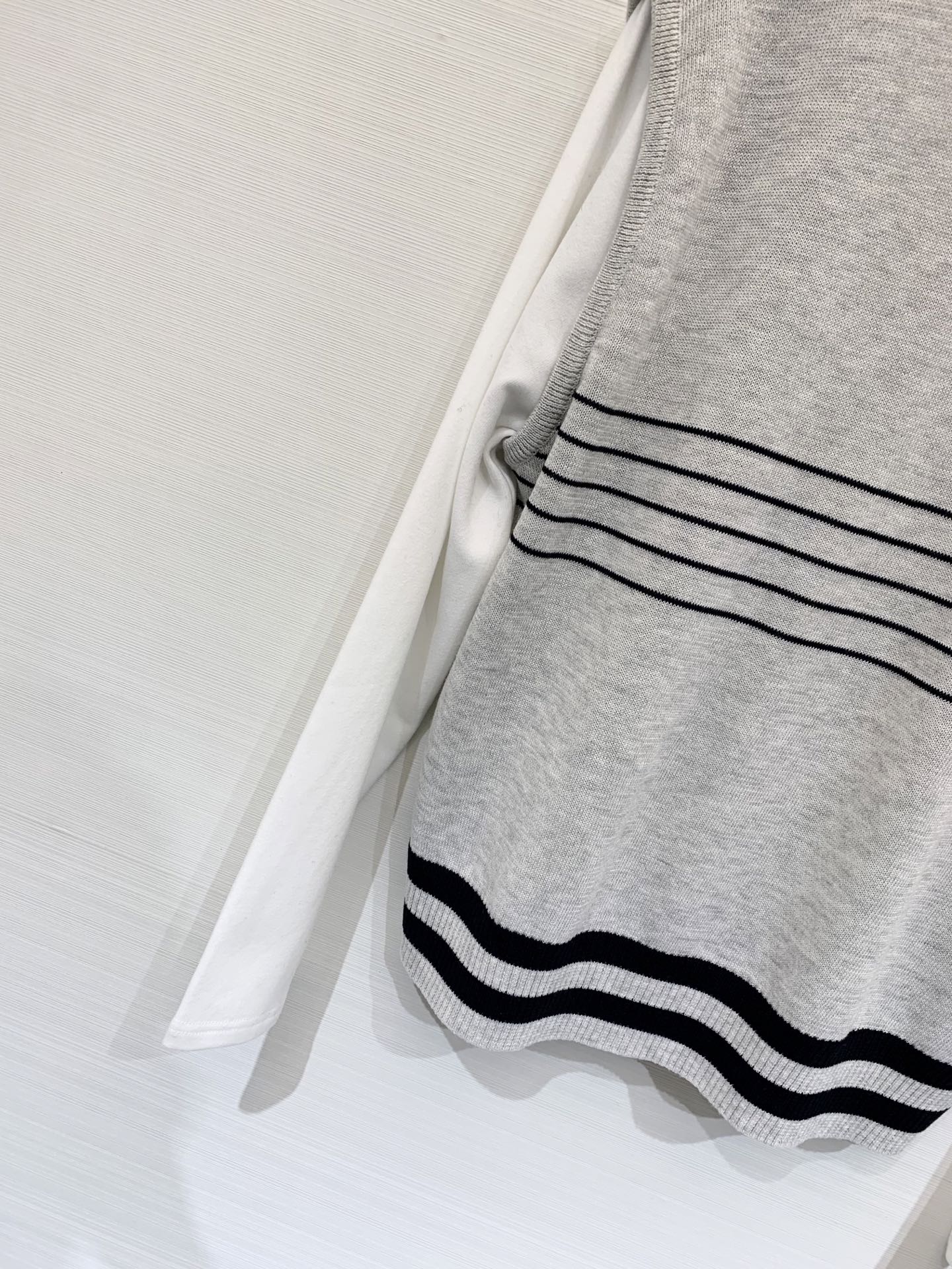 Marni 25秋冬新款 大V领假两件针织长袖 假两件设计 内搭为圆领 外层为大V领 版型较为宽松 适合