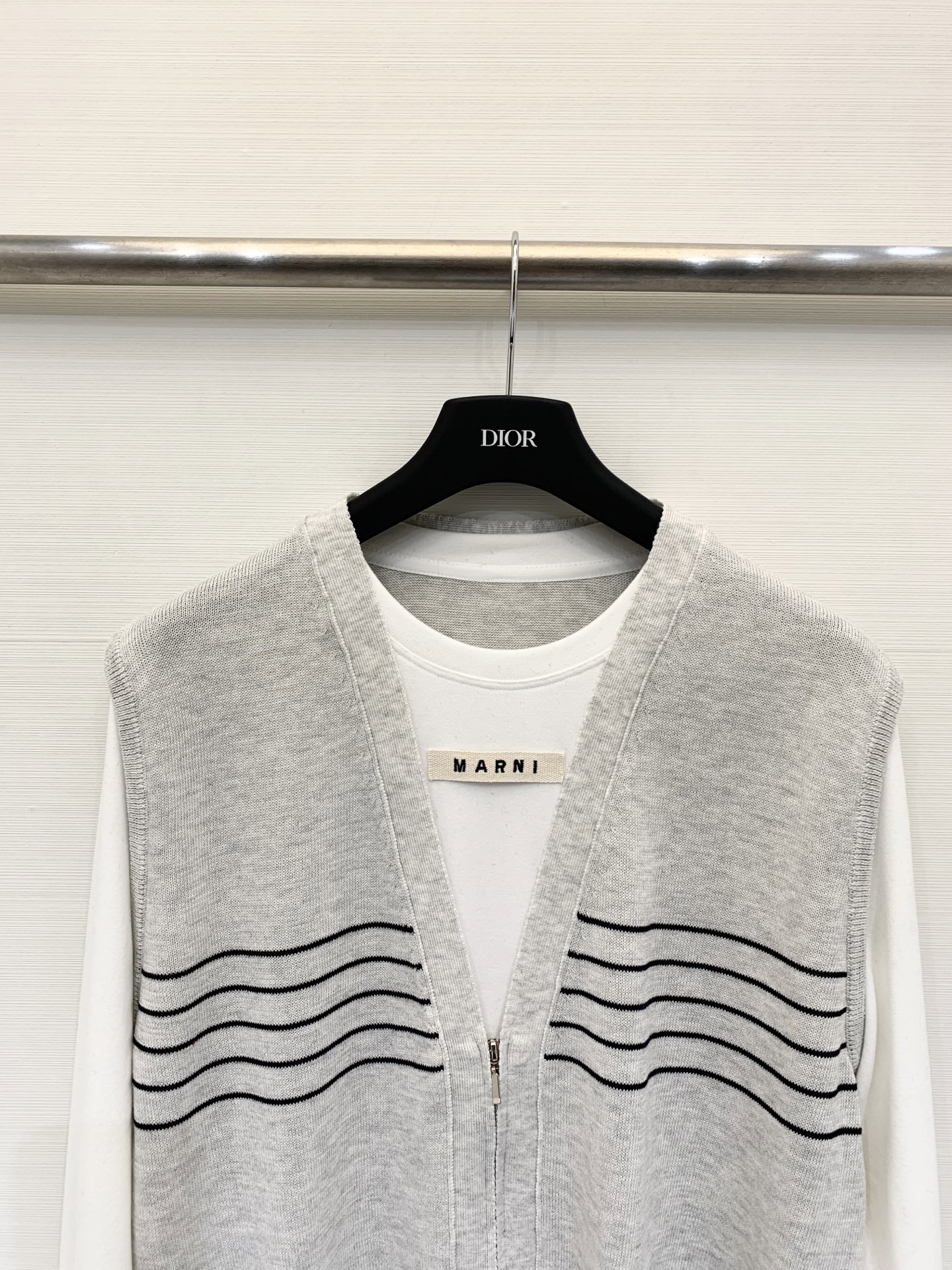 Marni 25秋冬新款 大V领假两件针织长袖 假两件设计 内搭为圆领 外层为大V领 版型较为宽松 适合