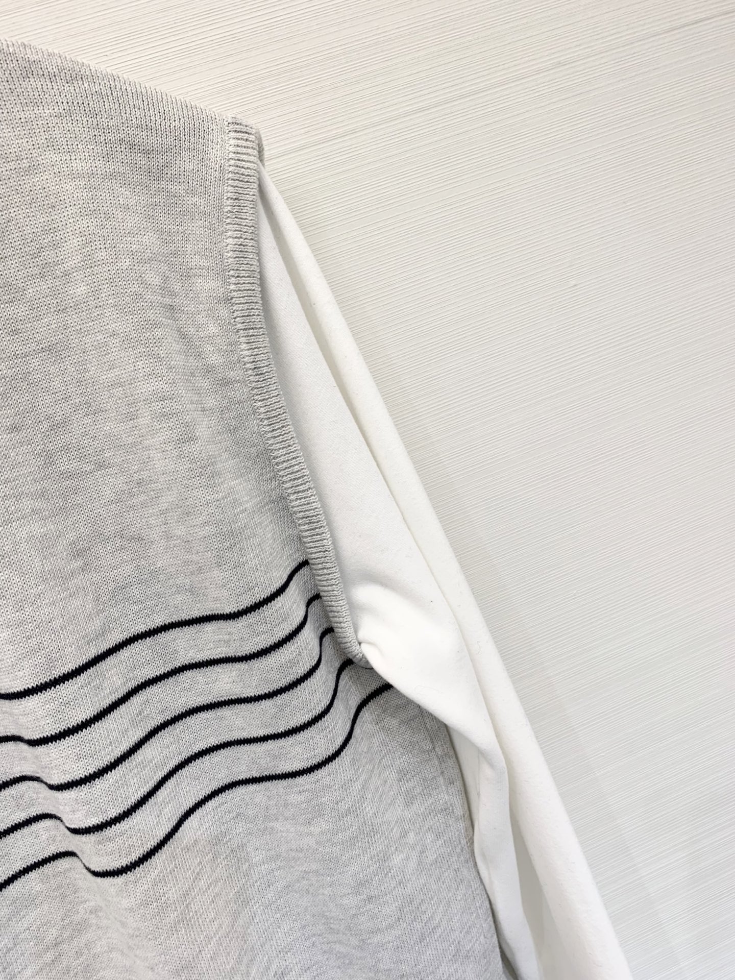 Marni 25秋冬新款 大V领假两件针织长袖 假两件设计 内搭为圆领 外层为大V领 版型较为宽松 适合